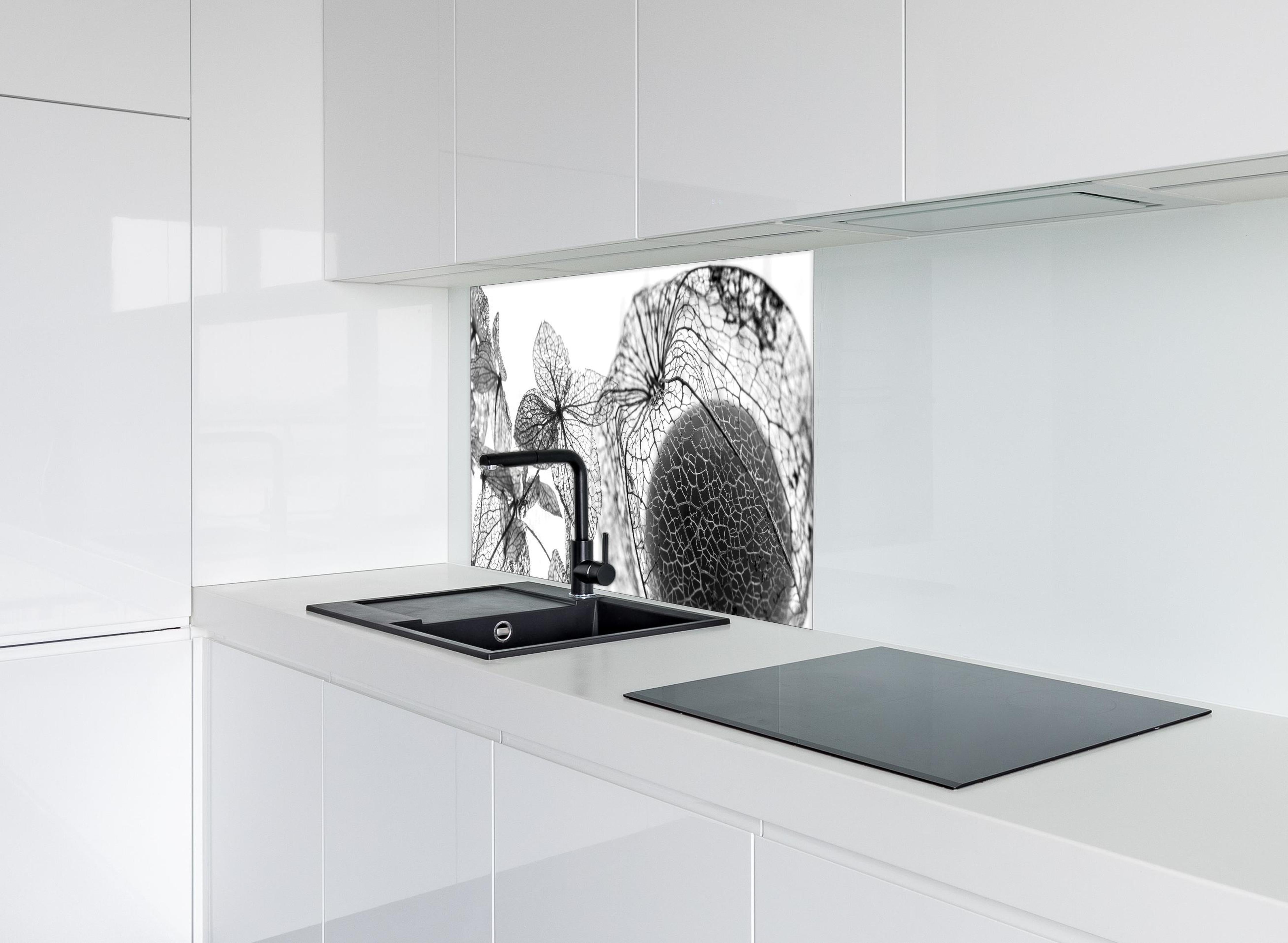 Spritzschutz - Feine Herbstlaub-Struktur in Weiß-Grau hinter einem Cerankochfeld zwischen Holz-Kochutensilien