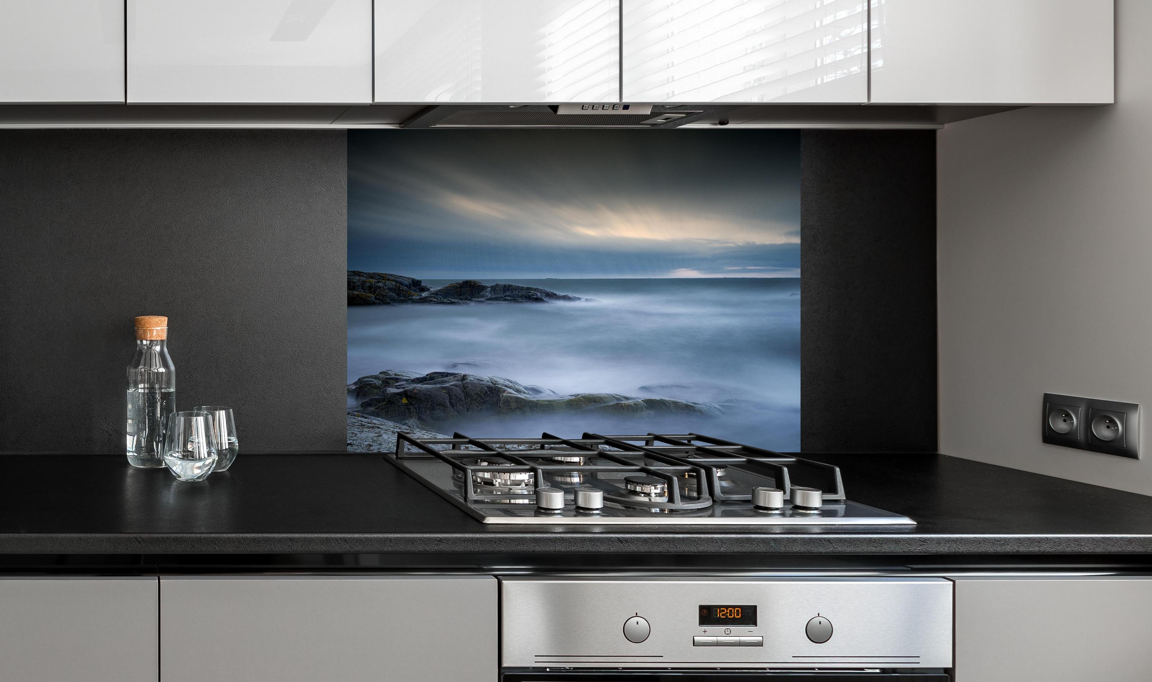 Spritzschutz - Felsiger & Nebliger Strand auf mit schöner Meer Landschaft hinter einem Cerankochfeld zwischen Holz-Kochutensilien