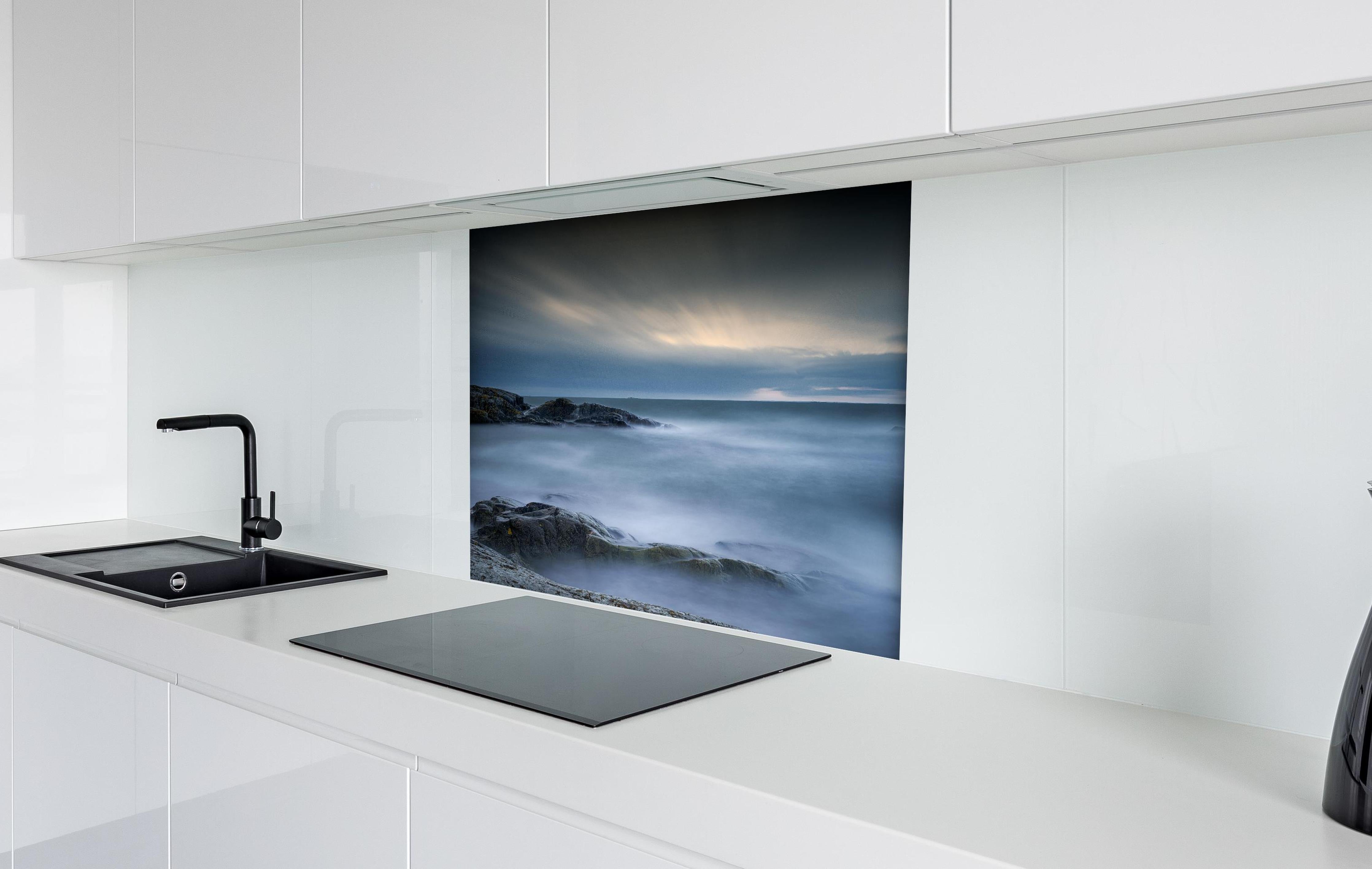 Spritzschutz - Felsiger & Nebliger Strand auf mit schöner Meer Landschaft hinter einem Cerankochfeld zwischen Holz-Kochutensilien