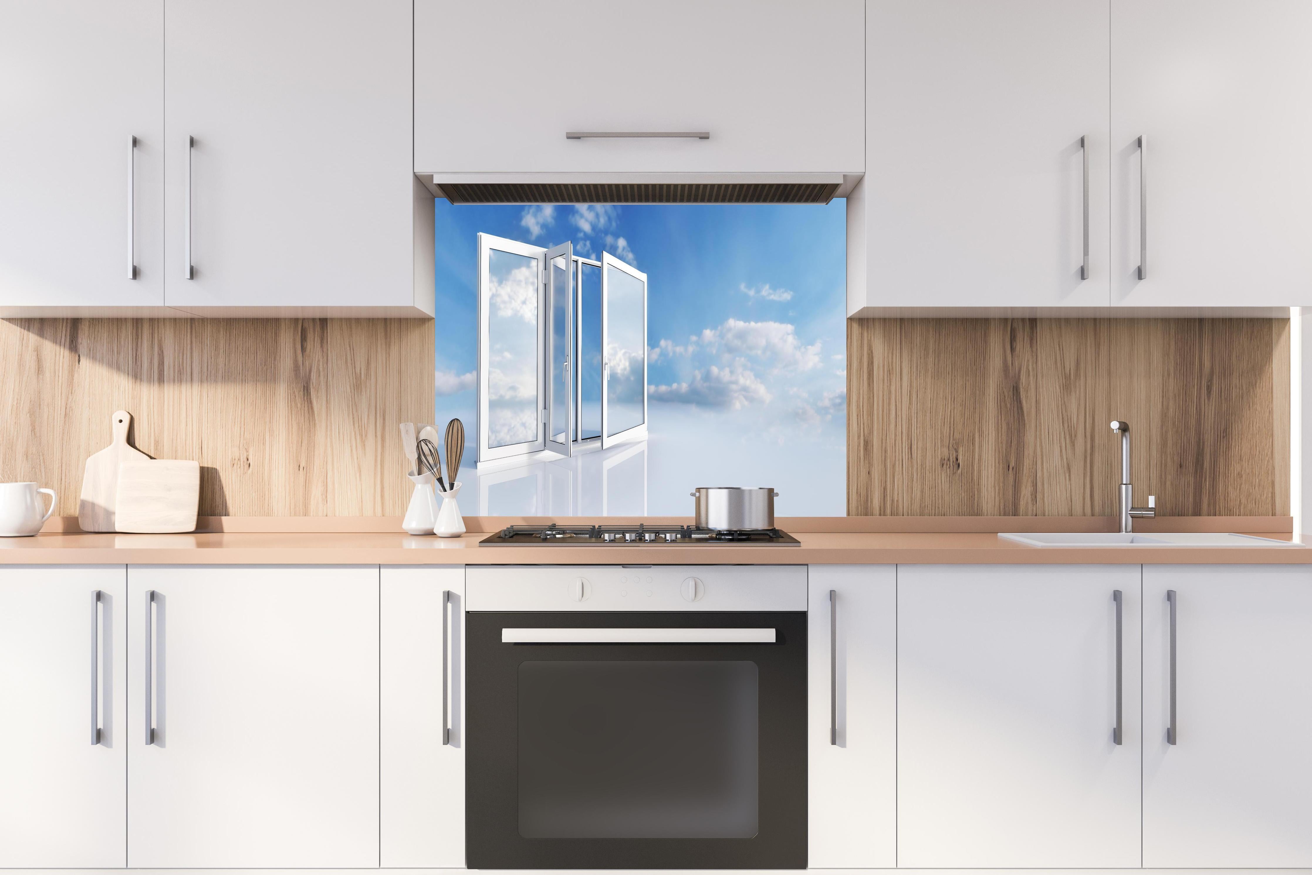 Spritzschutz - Fenster über dem Himmel hinter einem Cerankochfeld zwischen Holz-Kochutensilien