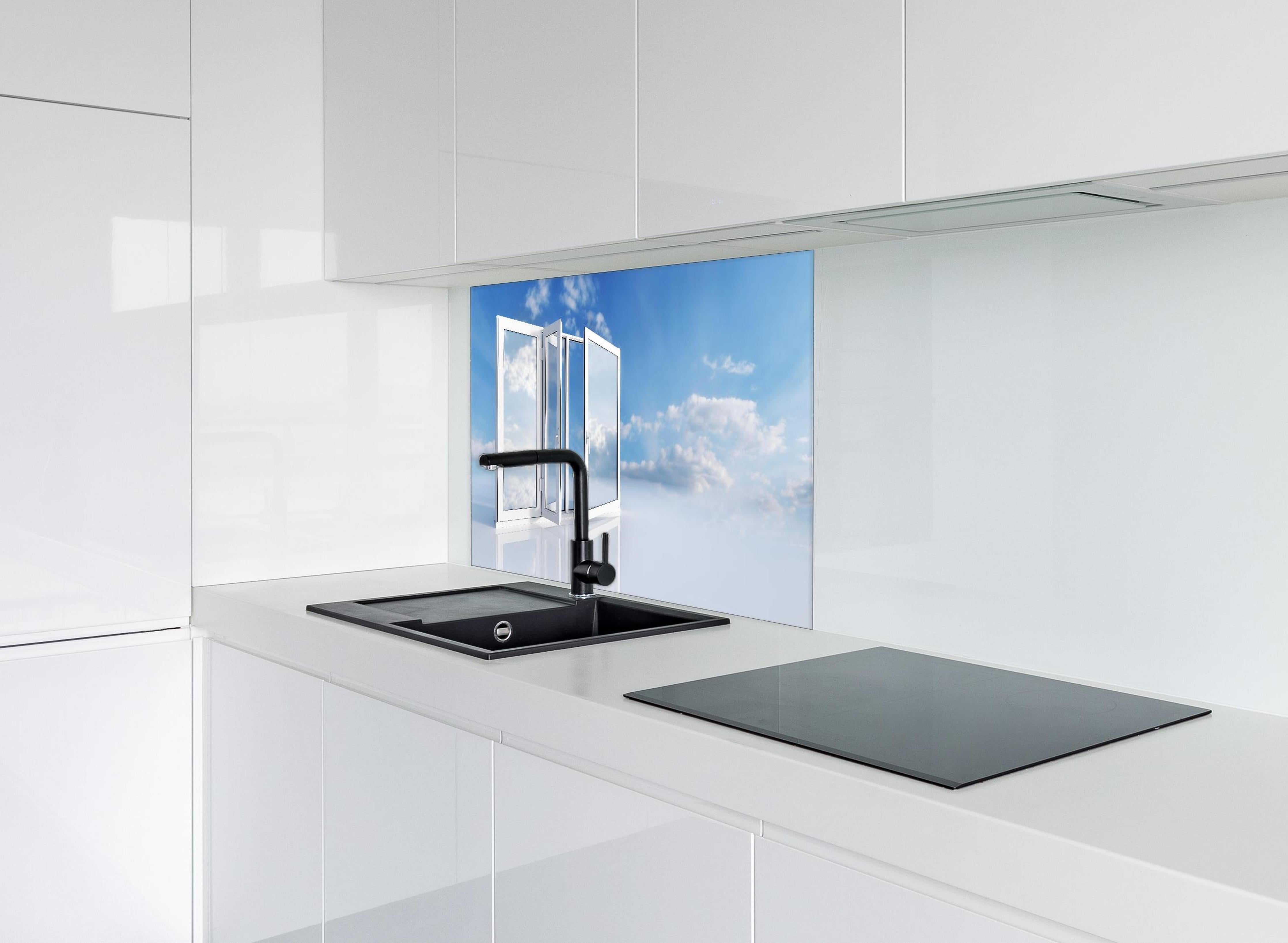 Spritzschutz - Fenster über dem Himmel hinter einem Cerankochfeld zwischen Holz-Kochutensilien