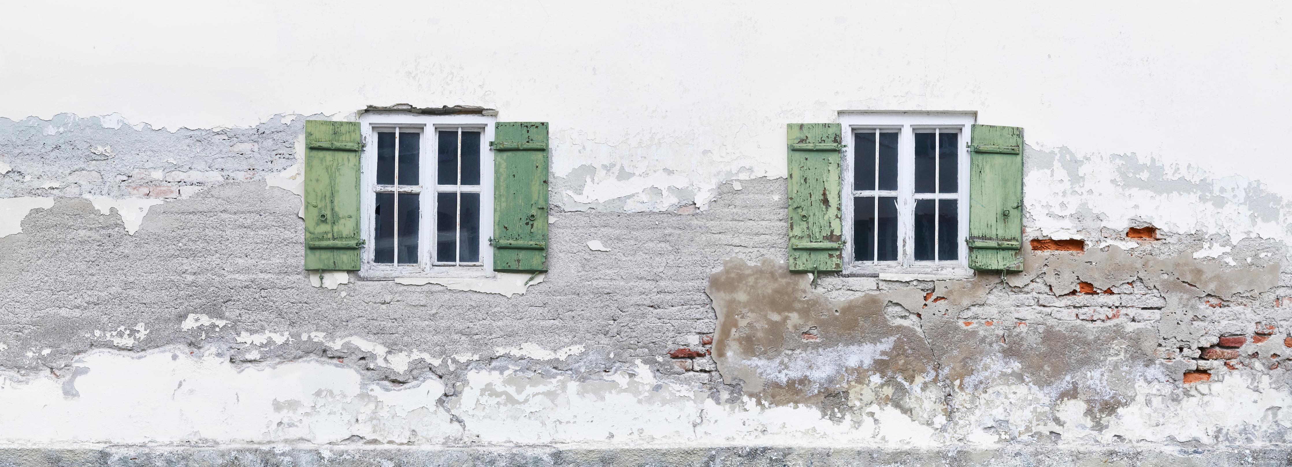 Spritzschutz-Fensterrahmen einer veralteten Hauswand