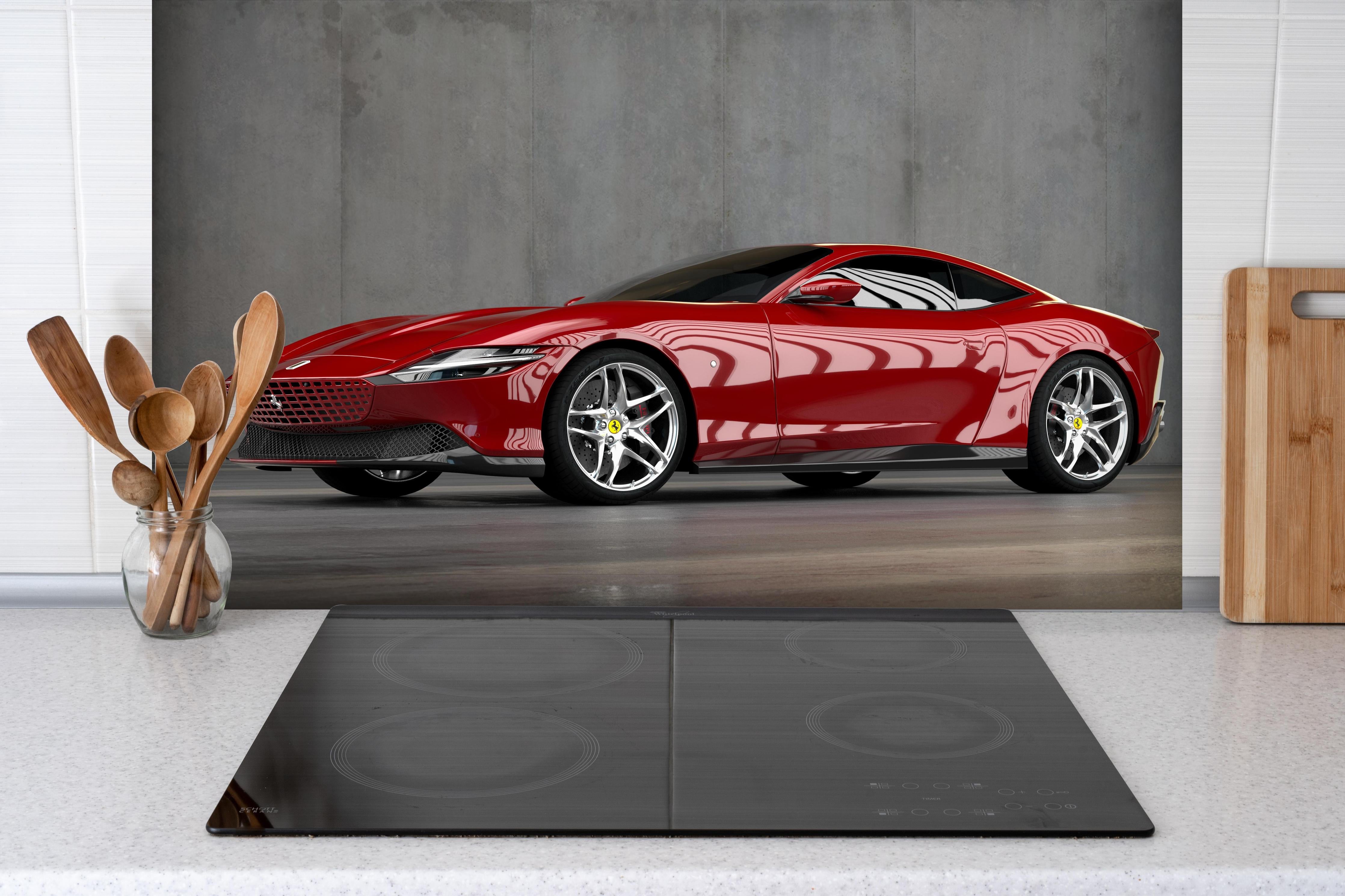 Spritzschutz - Ferrari Roma in Rosso Corsa hinter einem Cerankochfeld zwischen Holz-Kochutensilien