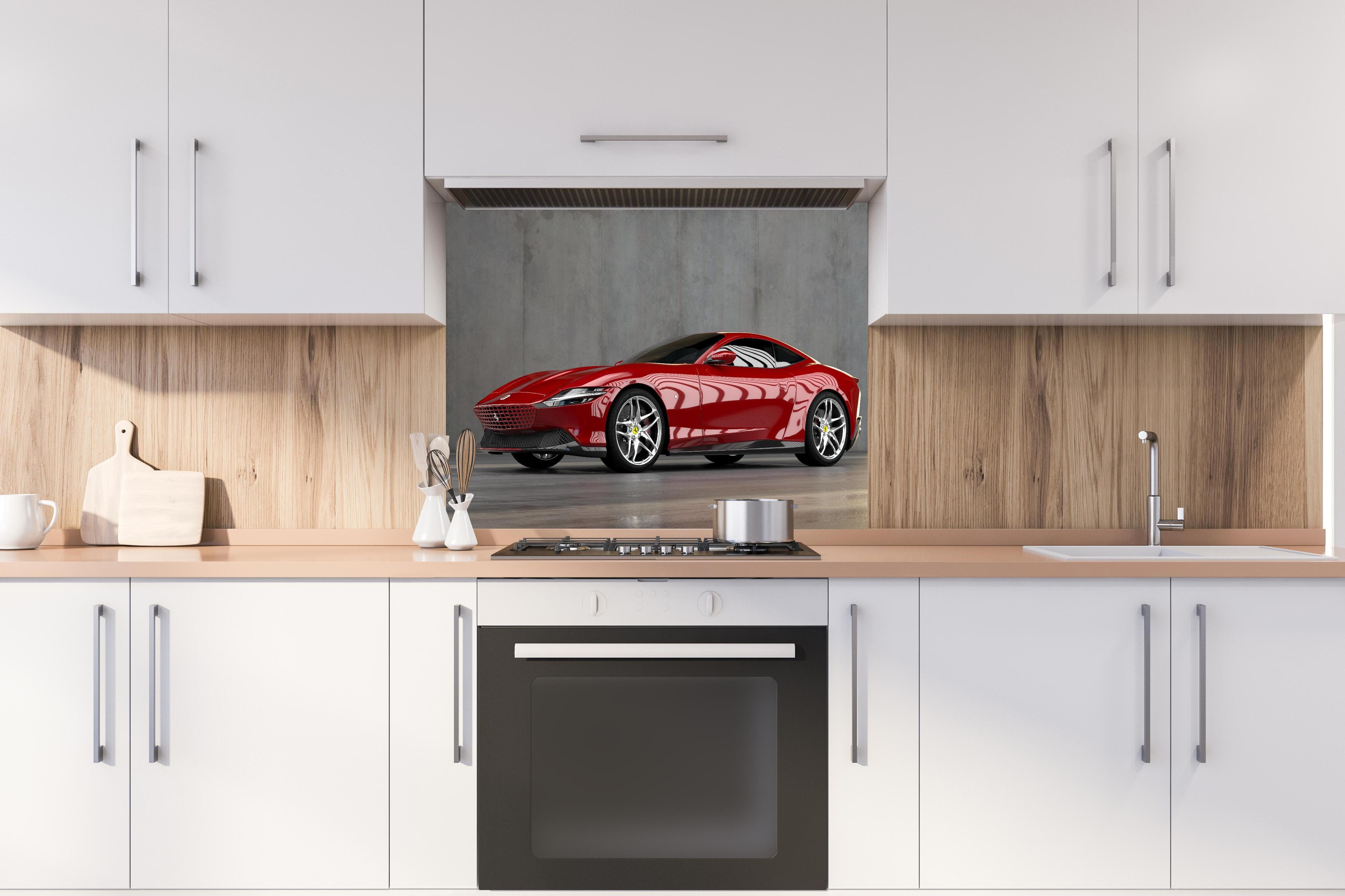 Spritzschutz - Ferrari Roma in Rosso Corsa hinter einem Cerankochfeld zwischen Holz-Kochutensilien