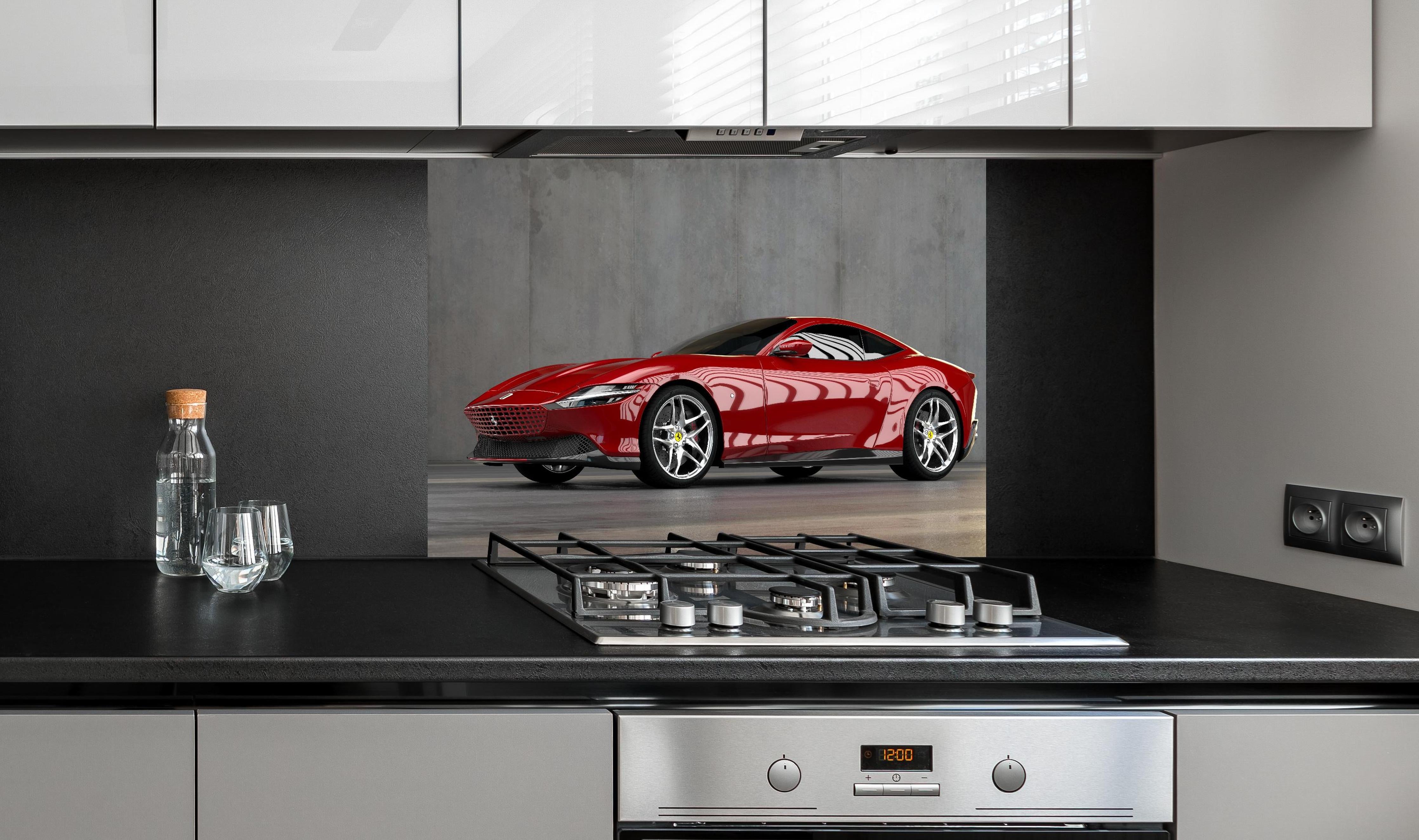 Spritzschutz - Ferrari Roma in Rosso Corsa hinter einem Cerankochfeld zwischen Holz-Kochutensilien