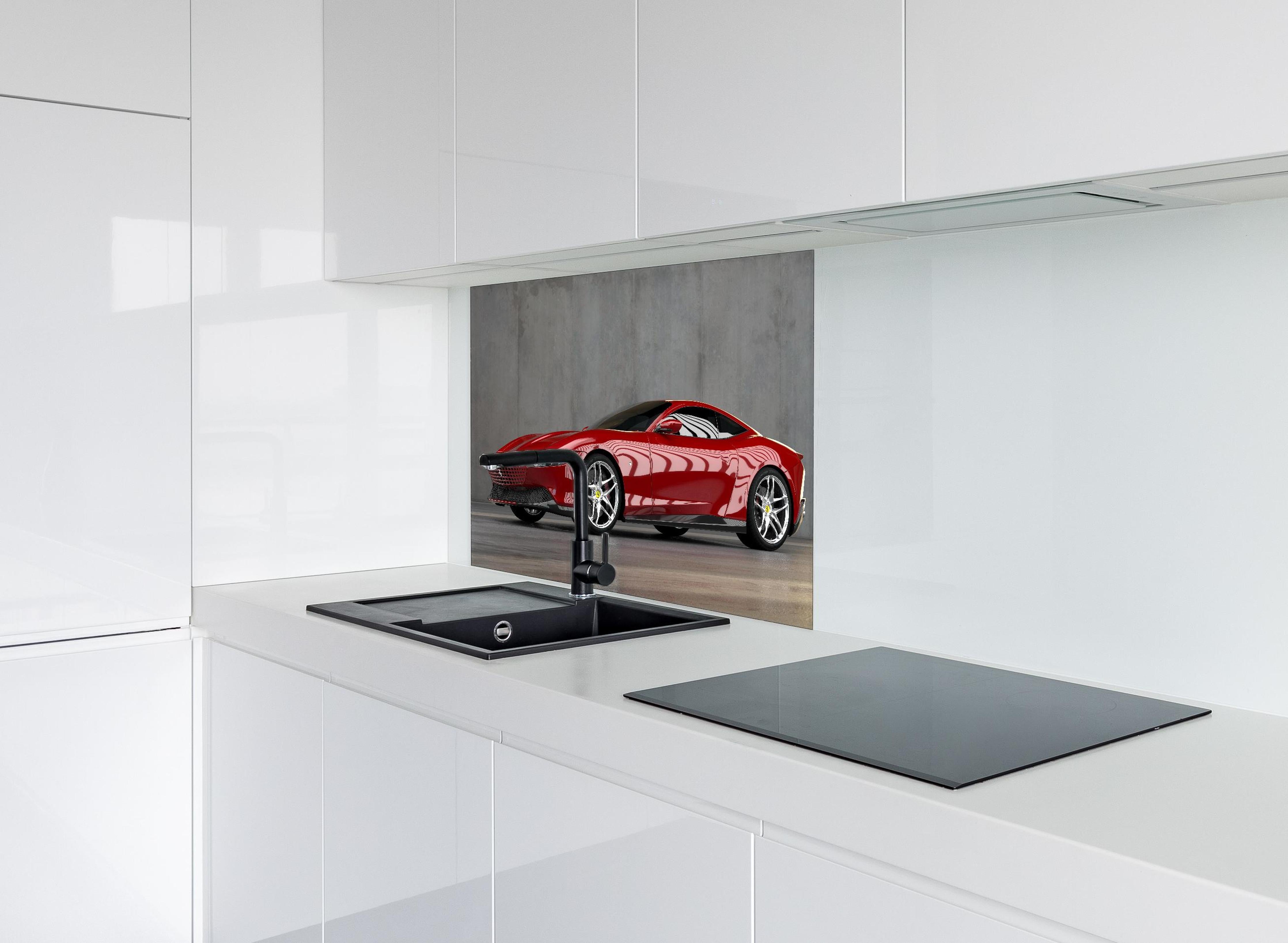 Spritzschutz - Ferrari Roma in Rosso Corsa hinter einem Cerankochfeld zwischen Holz-Kochutensilien