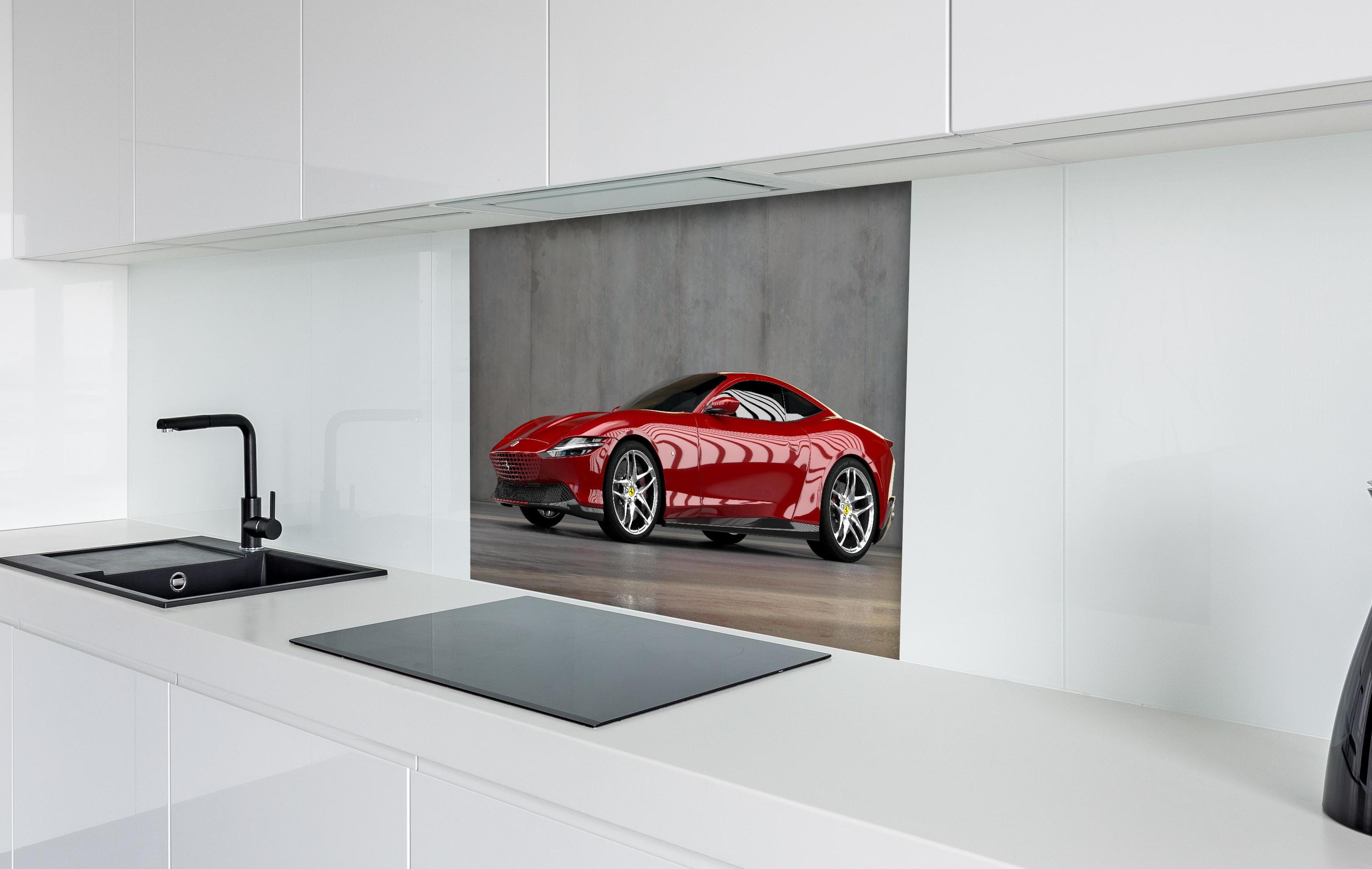 Spritzschutz - Ferrari Roma in Rosso Corsa hinter einem Cerankochfeld zwischen Holz-Kochutensilien