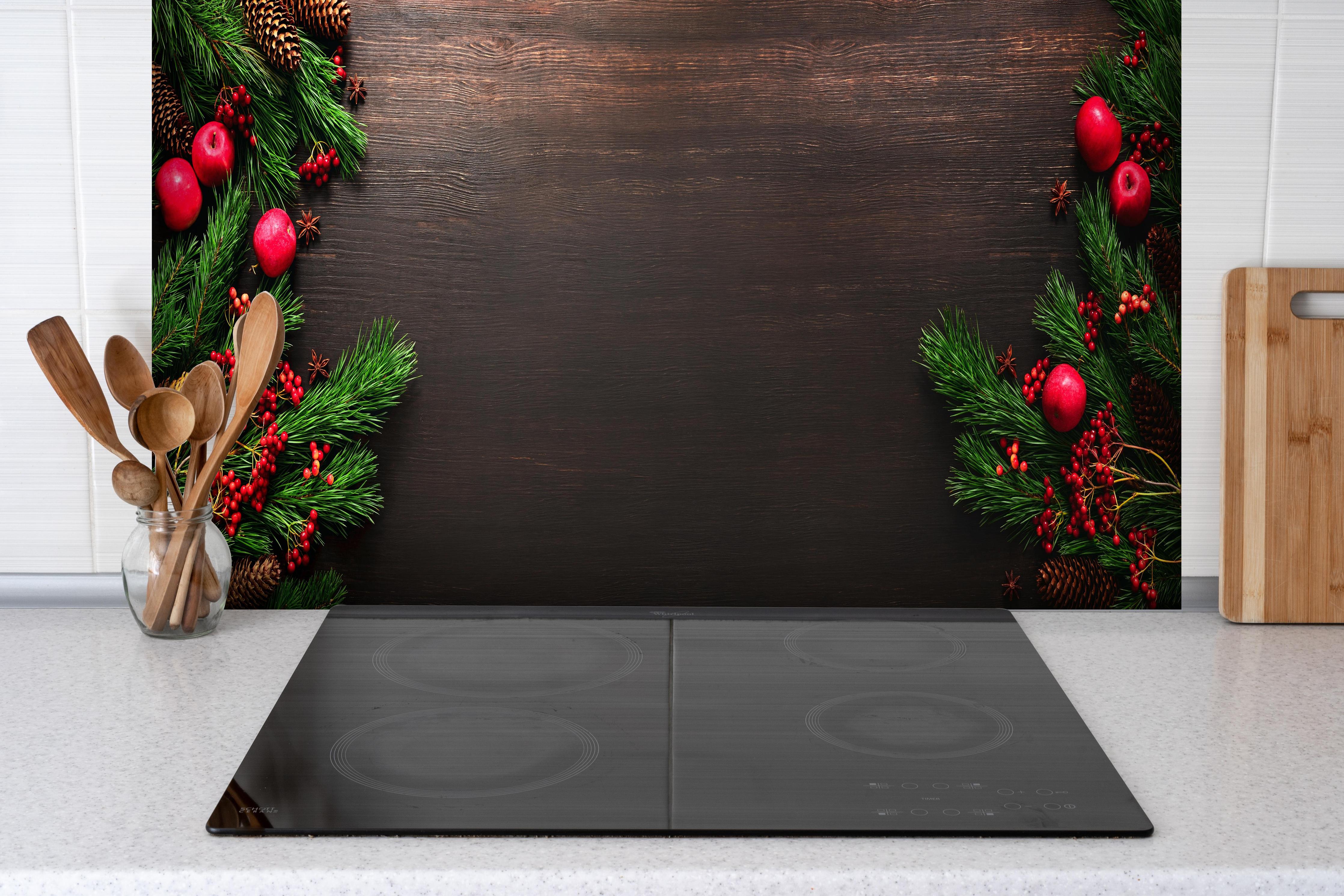 Spritzschutz - Festliche Weihnachtsdeko Dunkelrot Banner hinter einem Cerankochfeld zwischen Holz-Kochutensilien