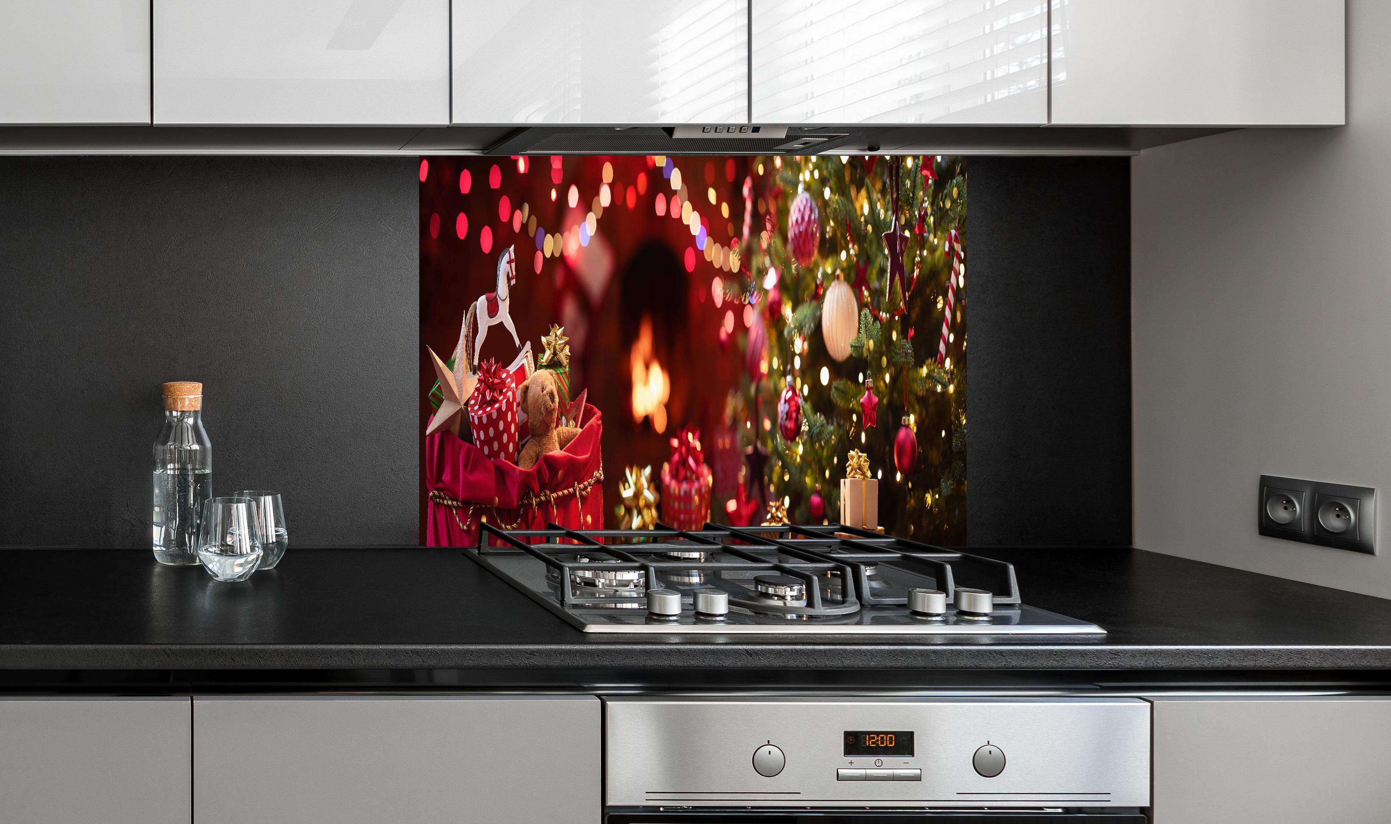 Spritzschutz - Festliche Weihnachtsdeko Rot-Gold Tannenbaum hinter einem Cerankochfeld zwischen Holz-Kochutensilien