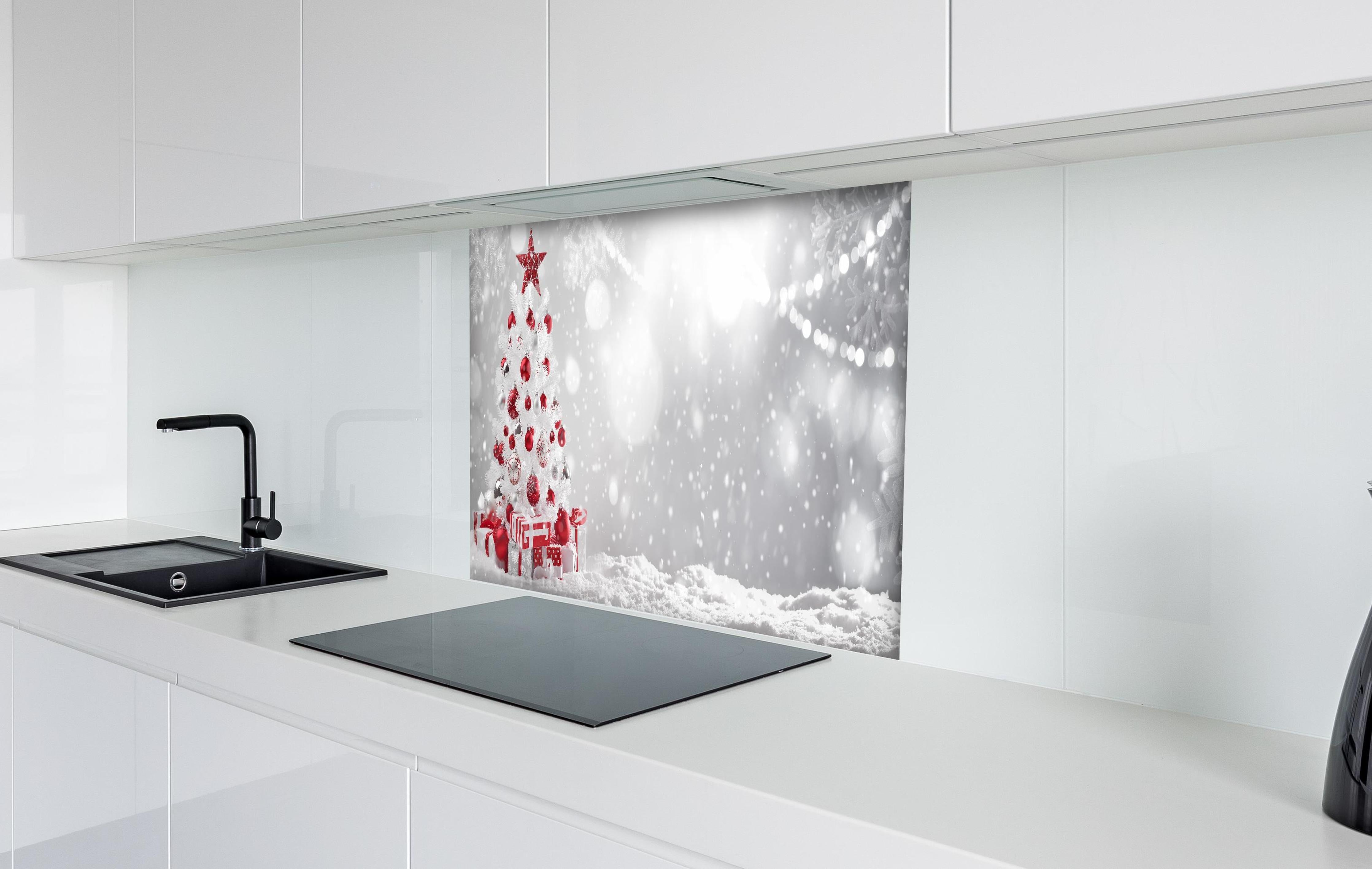 Spritzschutz - Festlicher Weihnachtsbaum mit roten Akzenten hinter einem Cerankochfeld zwischen Holz-Kochutensilien