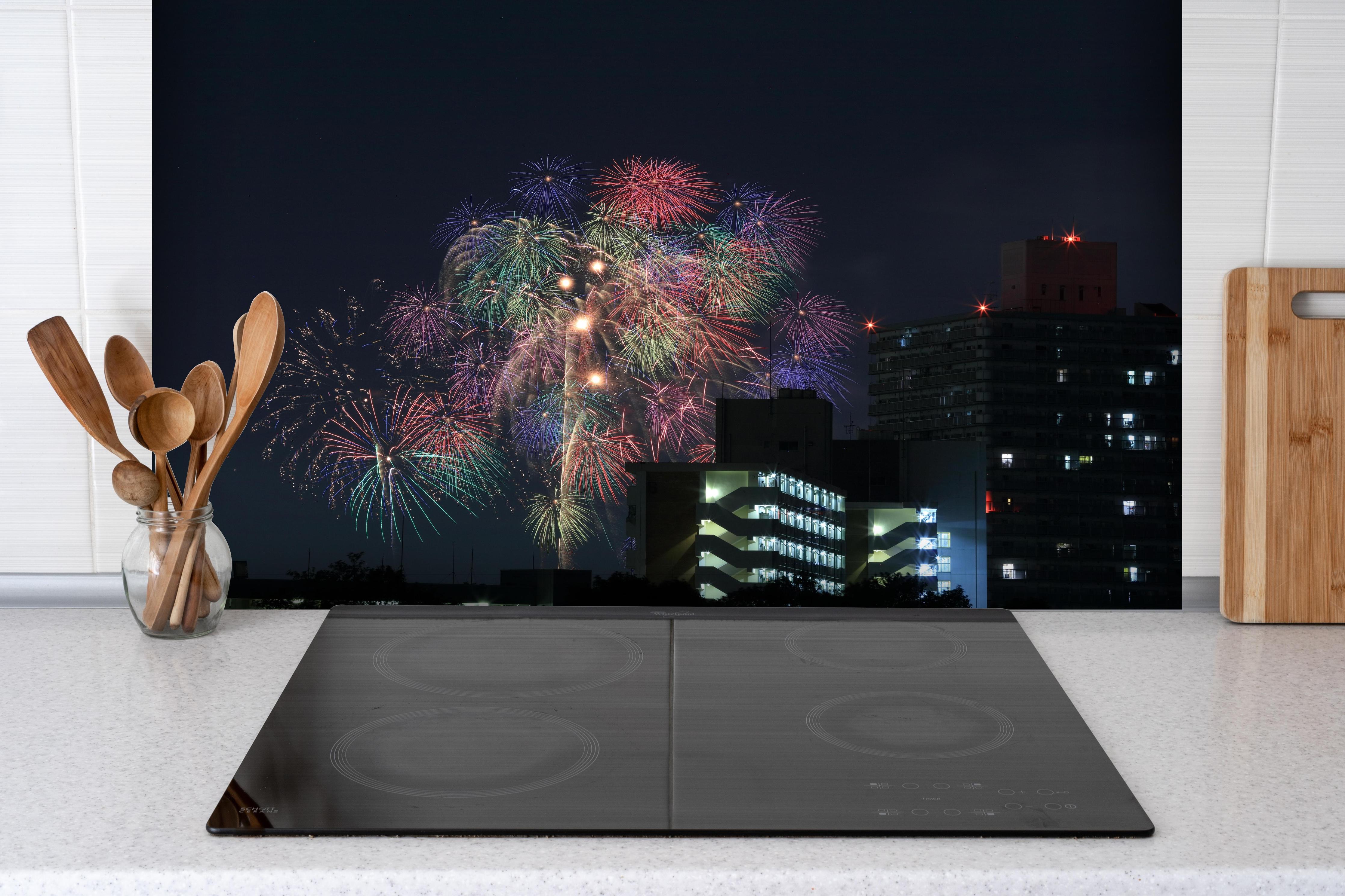 Spritzschutz - Feuerwerk an der Toda-Brücke hinter einem Cerankochfeld zwischen Holz-Kochutensilien