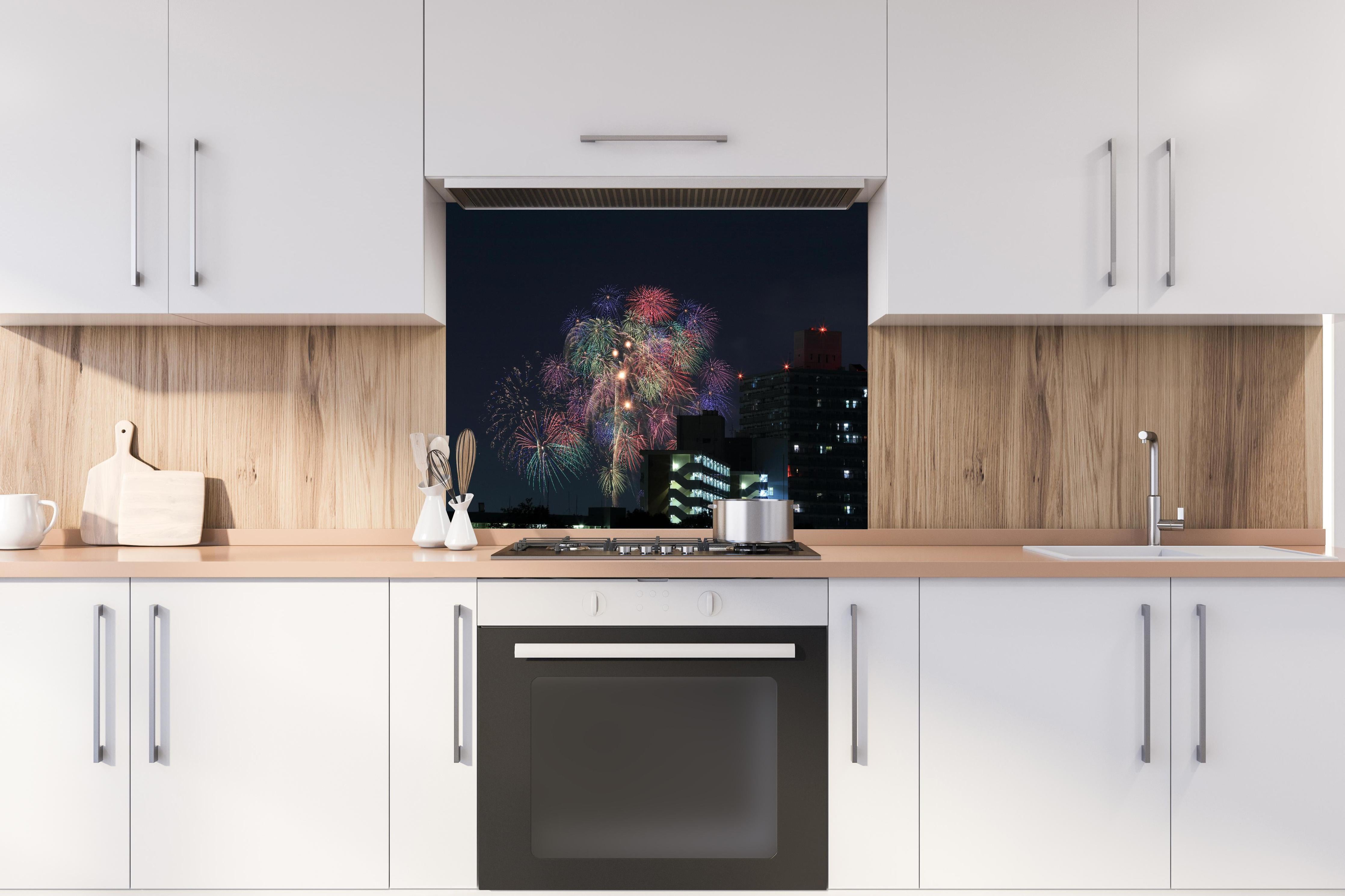 Spritzschutz - Feuerwerk an der Toda-Brücke hinter einem Cerankochfeld zwischen Holz-Kochutensilien