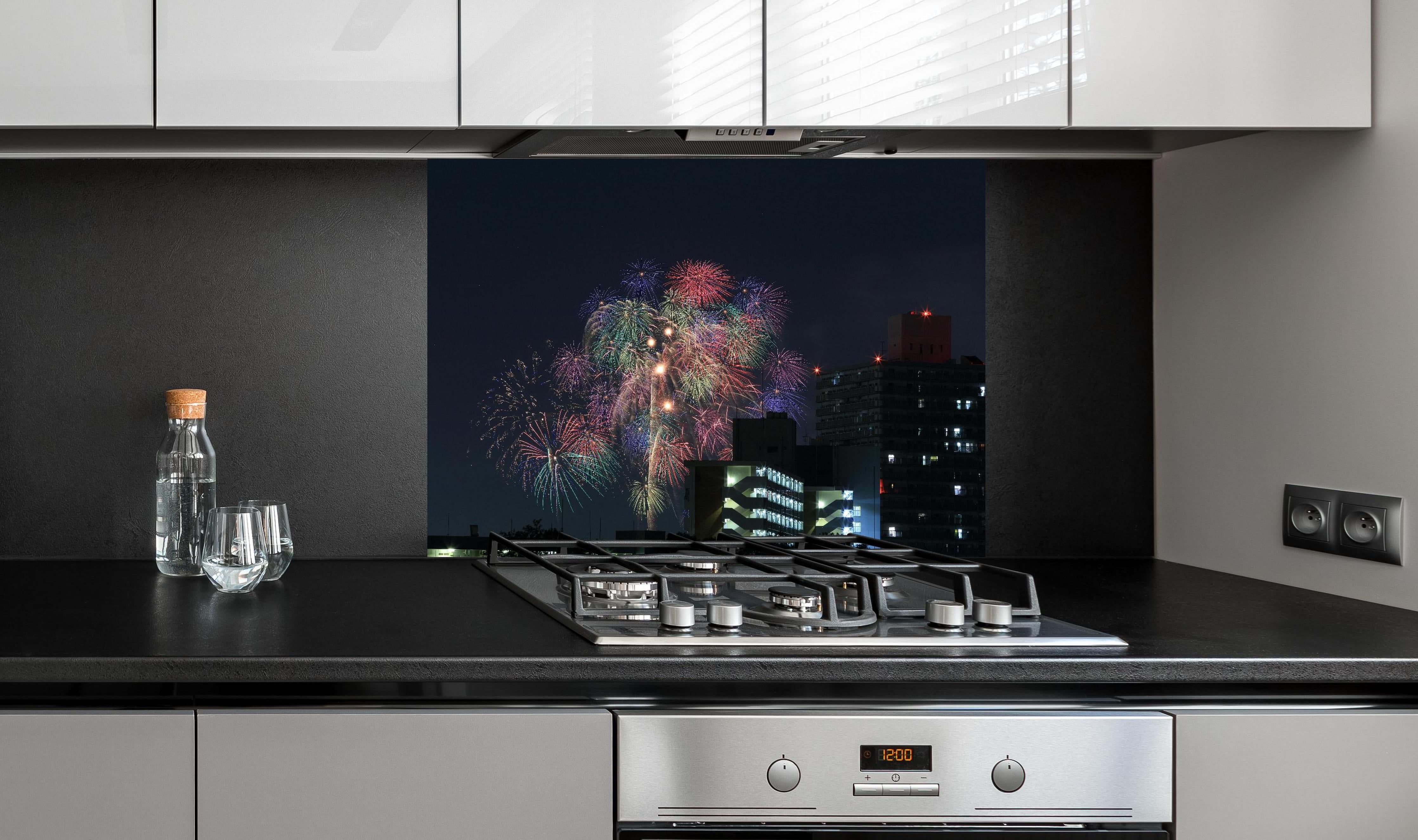 Spritzschutz - Feuerwerk an der Toda-Brücke hinter einem Cerankochfeld zwischen Holz-Kochutensilien