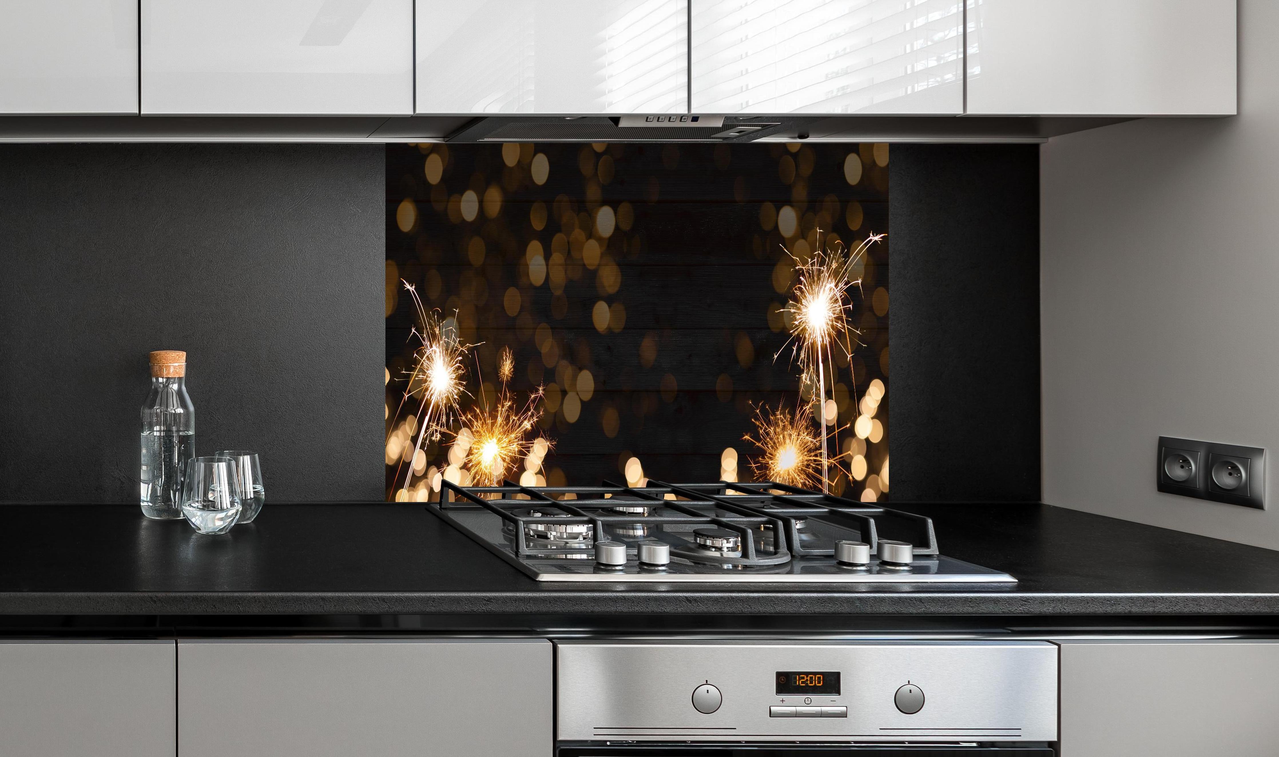 Spritzschutz - Feuerwerk und Sparkler Silvester Banner hinter einem Cerankochfeld zwischen Holz-Kochutensilien