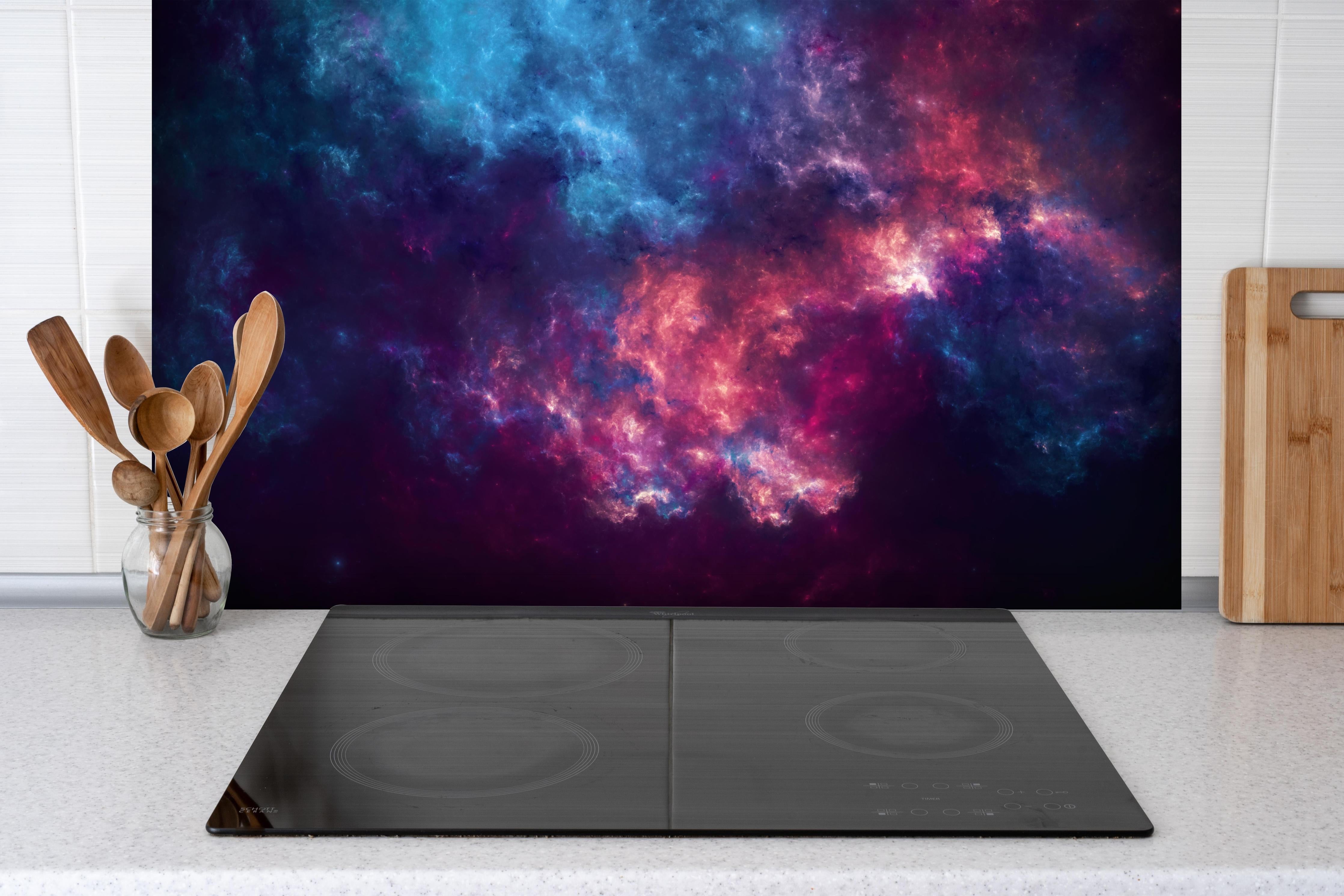 Spritzschutz - Fiktiver Weltraum hinter einem Cerankochfeld zwischen Holz-Kochutensilien