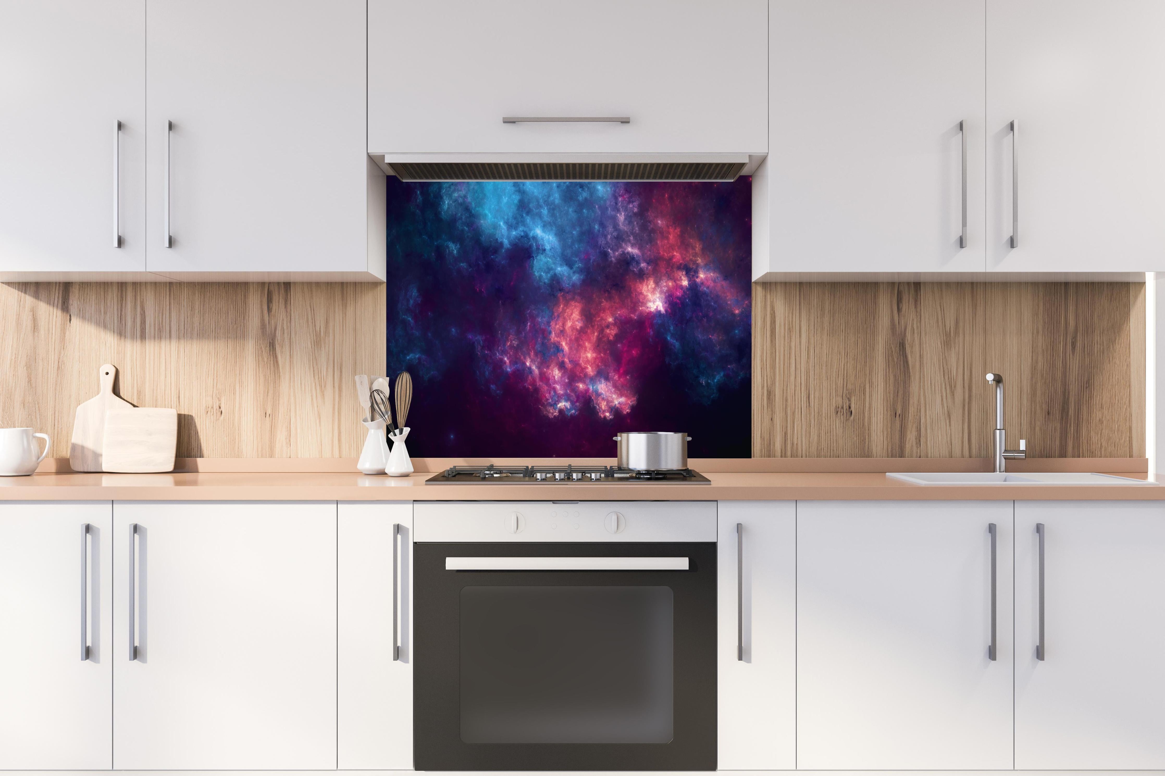 Spritzschutz - Fiktiver Weltraum hinter einem Cerankochfeld zwischen Holz-Kochutensilien