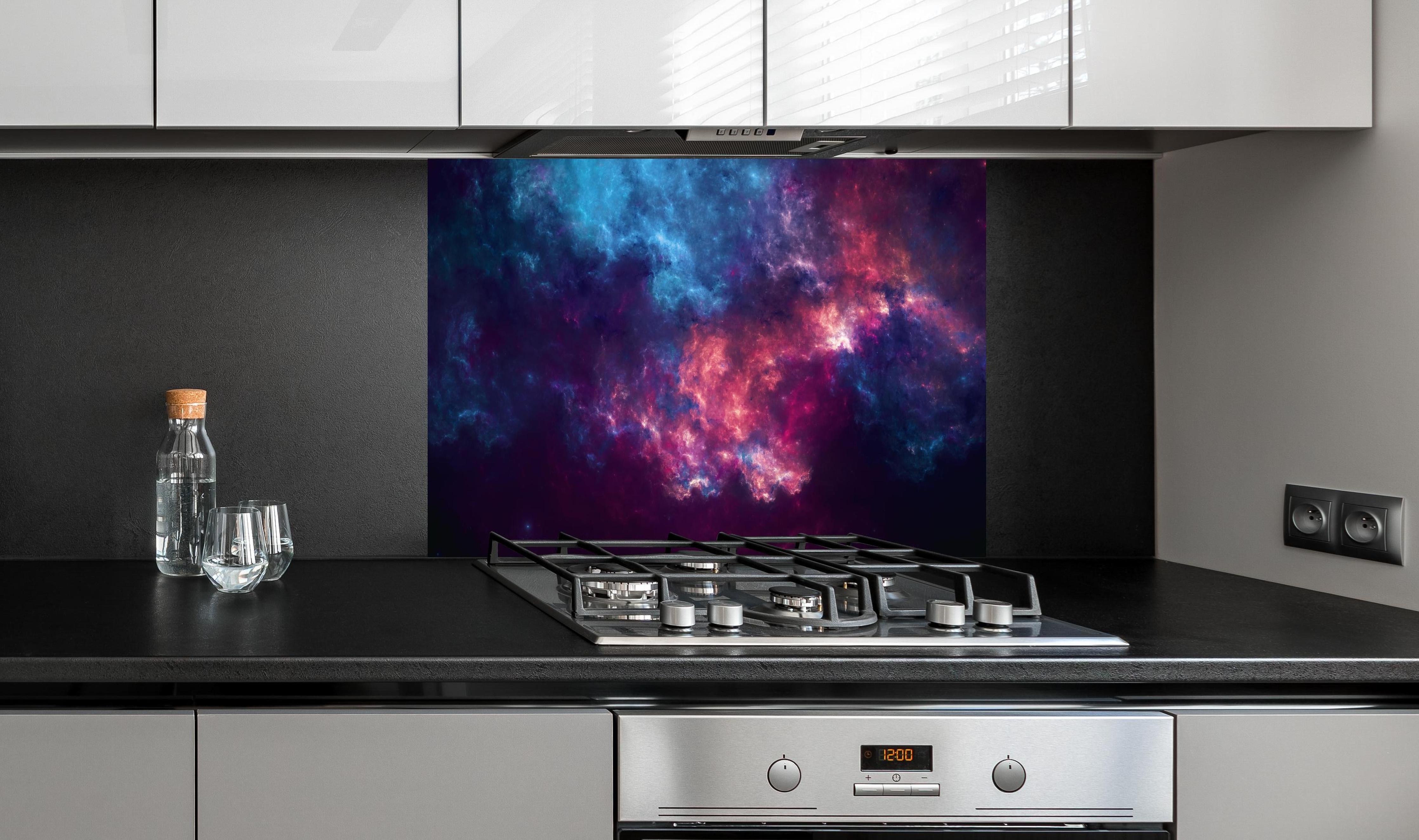 Spritzschutz - Fiktiver Weltraum hinter einem Cerankochfeld zwischen Holz-Kochutensilien