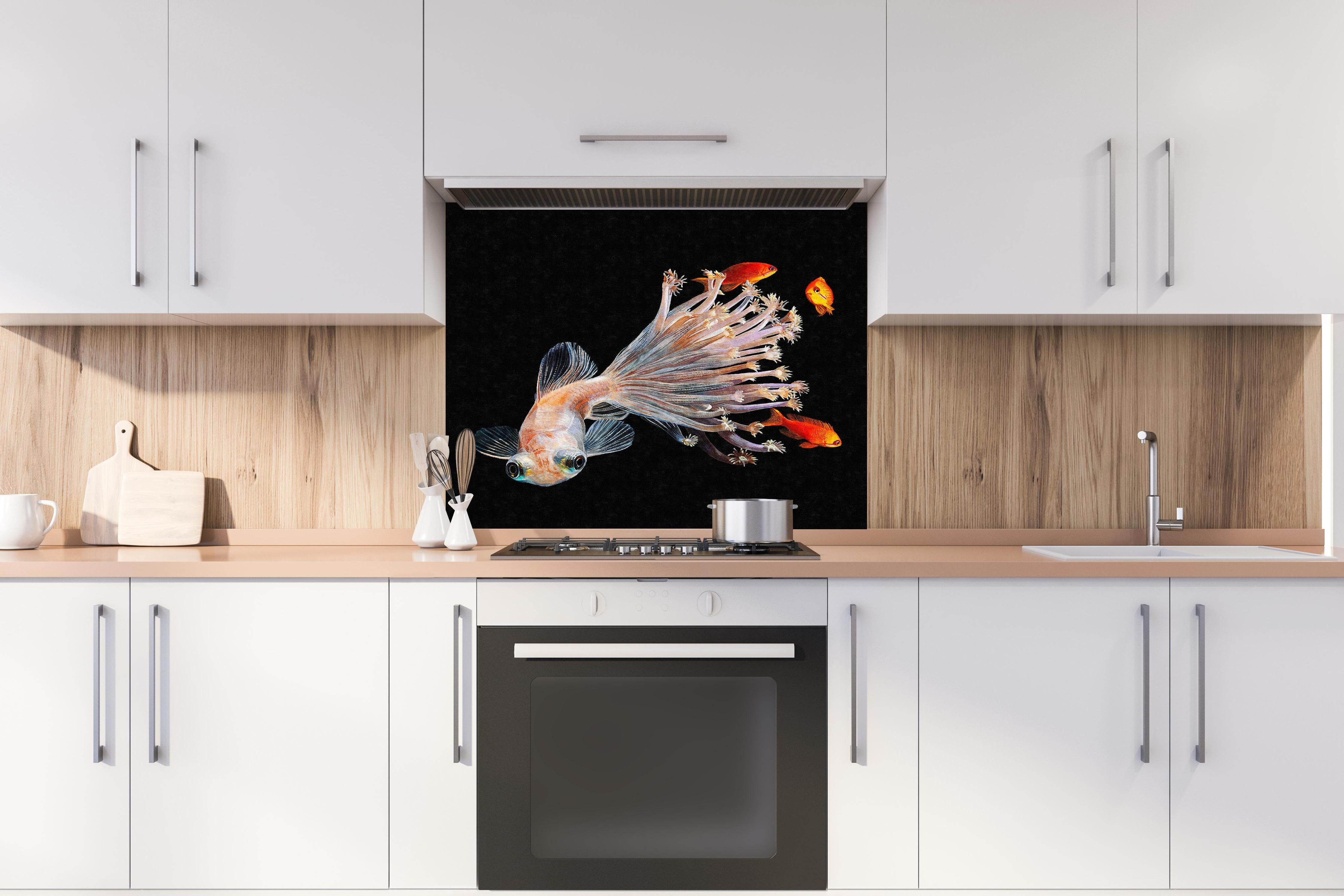 Spritzschutz - Fisch verschmolzen mit Korallen hinter einem Cerankochfeld zwischen Holz-Kochutensilien