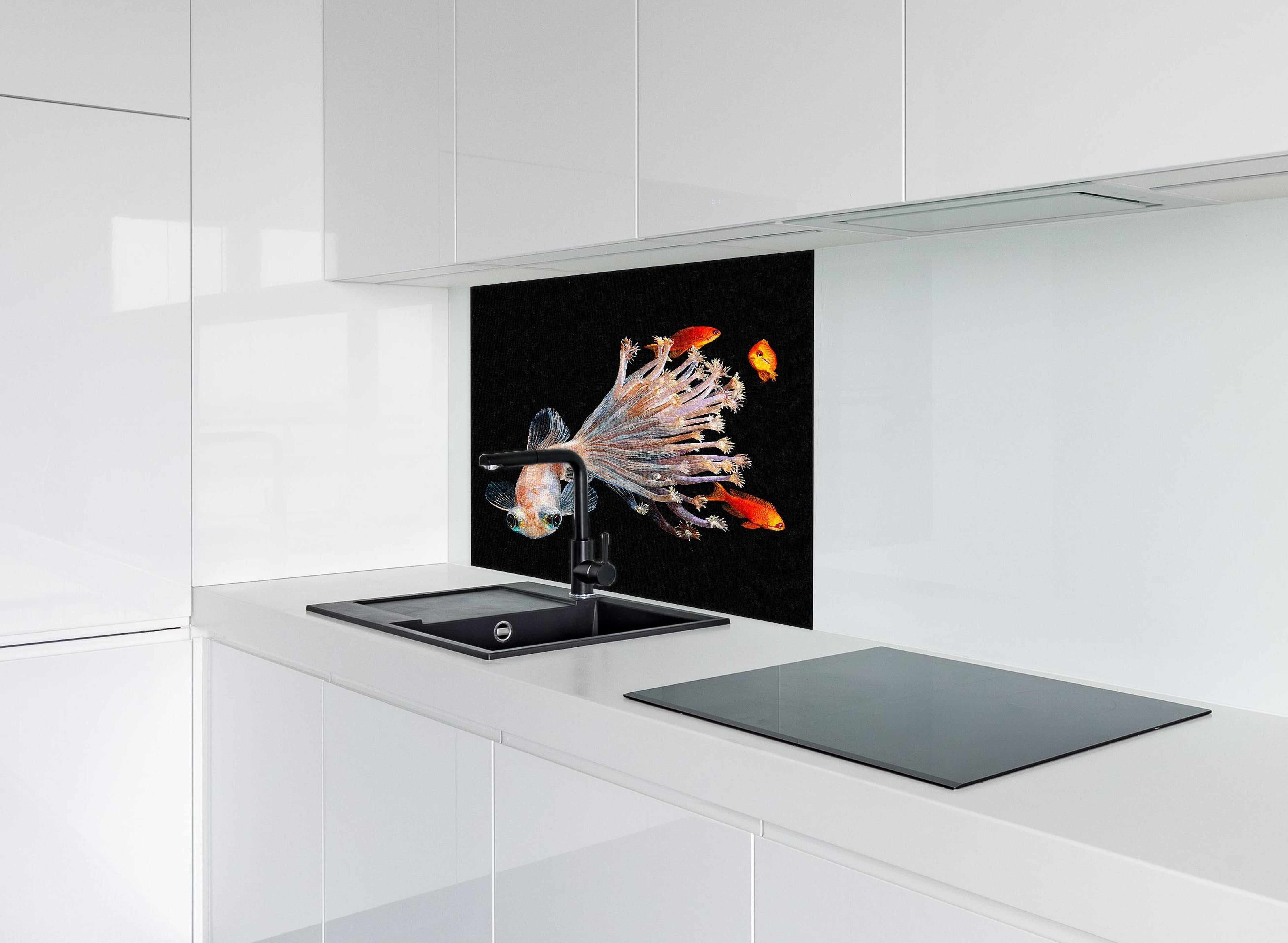 Spritzschutz - Fisch verschmolzen mit Korallen hinter einem Cerankochfeld zwischen Holz-Kochutensilien