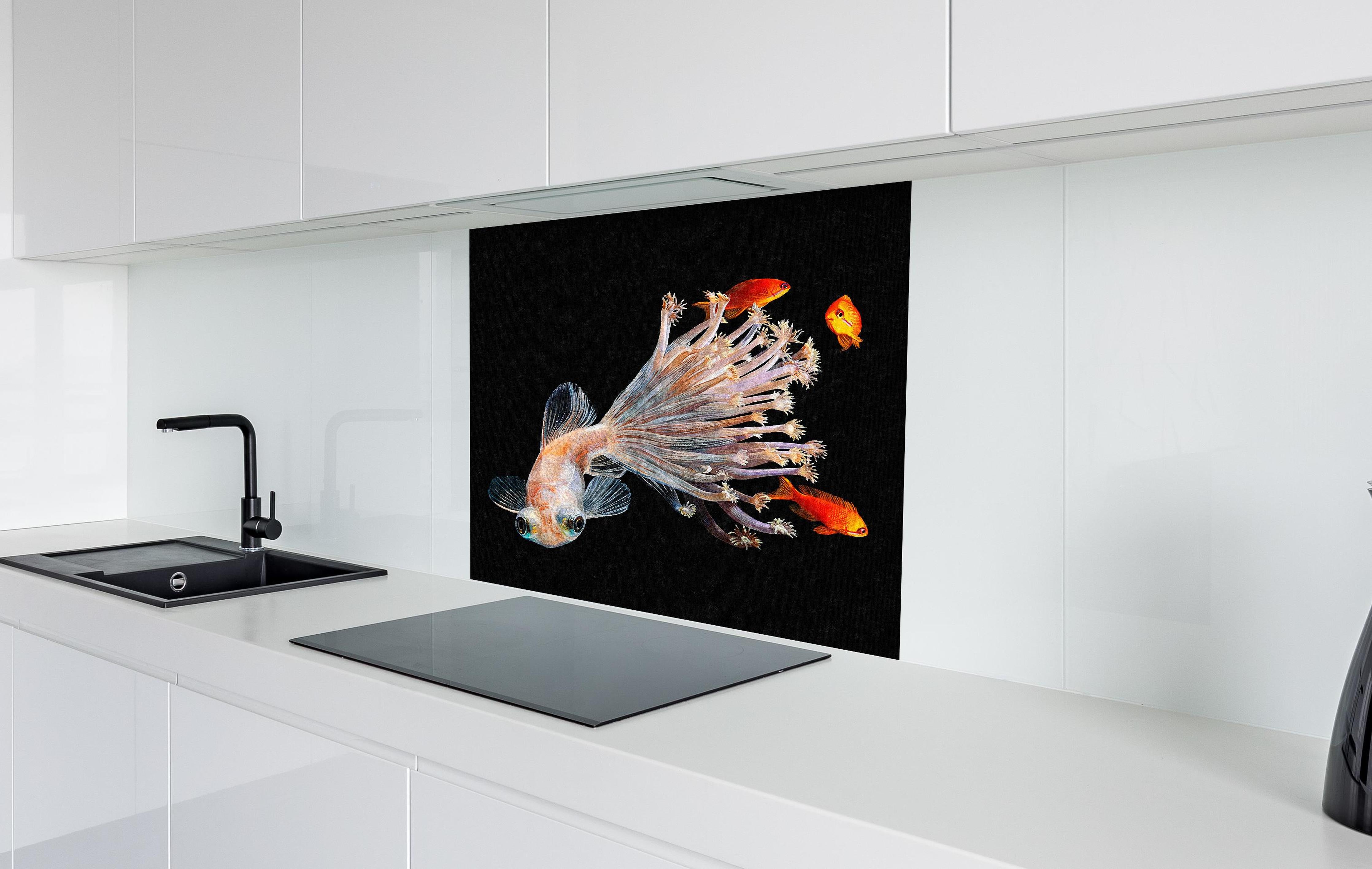 Spritzschutz - Fisch verschmolzen mit Korallen hinter einem Cerankochfeld zwischen Holz-Kochutensilien