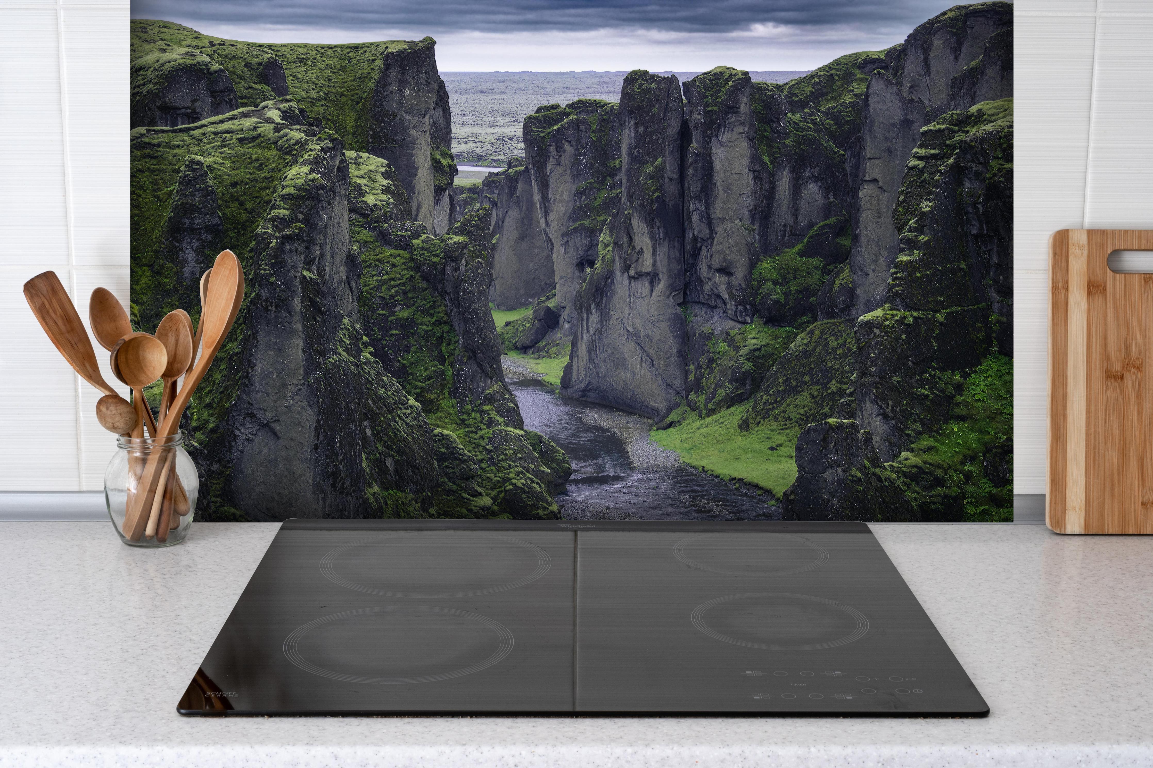 Spritzschutz - Fjadrargljufur - Schlucht in Südisland hinter einem Cerankochfeld zwischen Holz-Kochutensilien