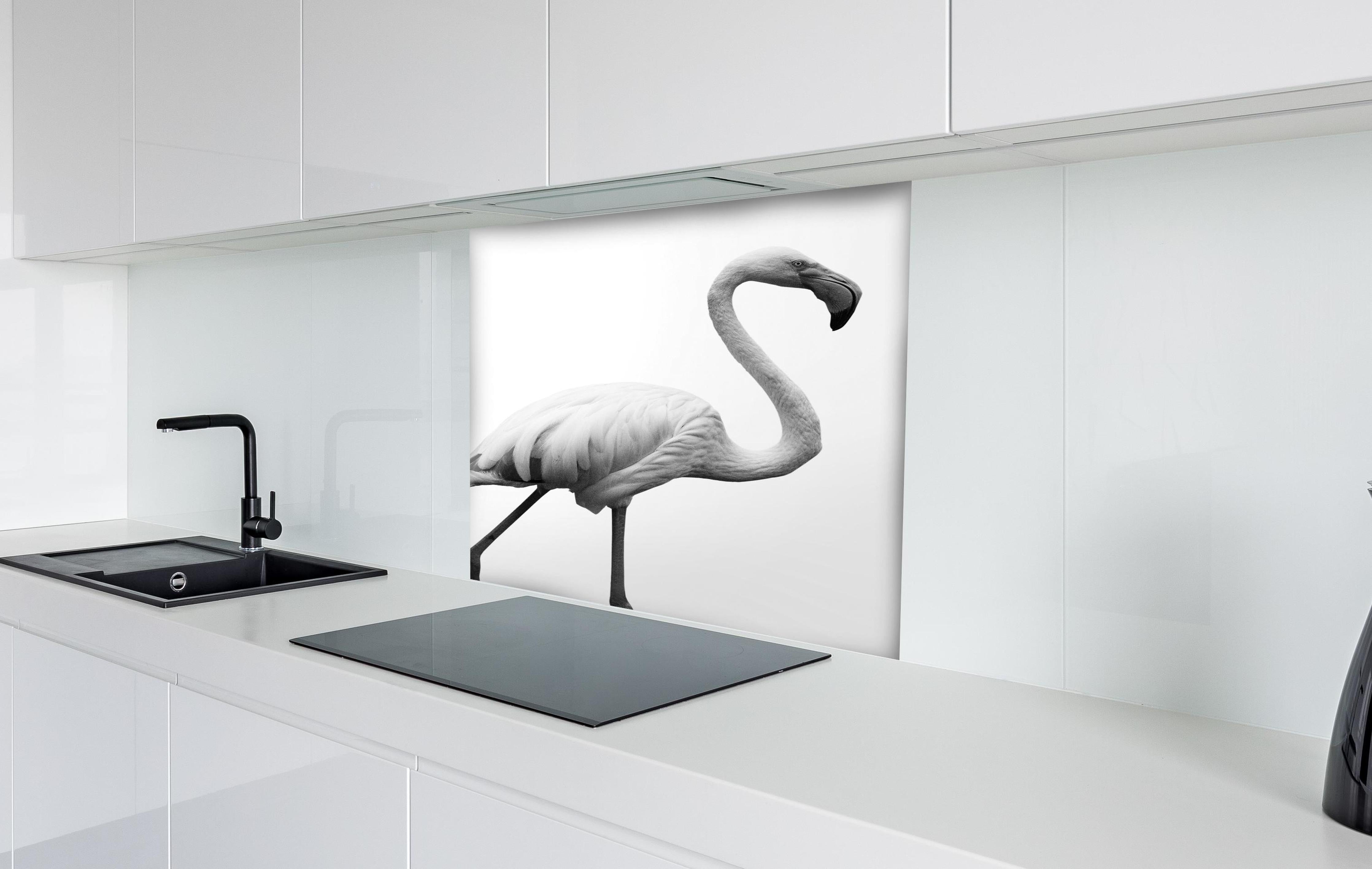 Spritzschutz - Flamingo - schwarz-weiß hinter einem Cerankochfeld zwischen Holz-Kochutensilien