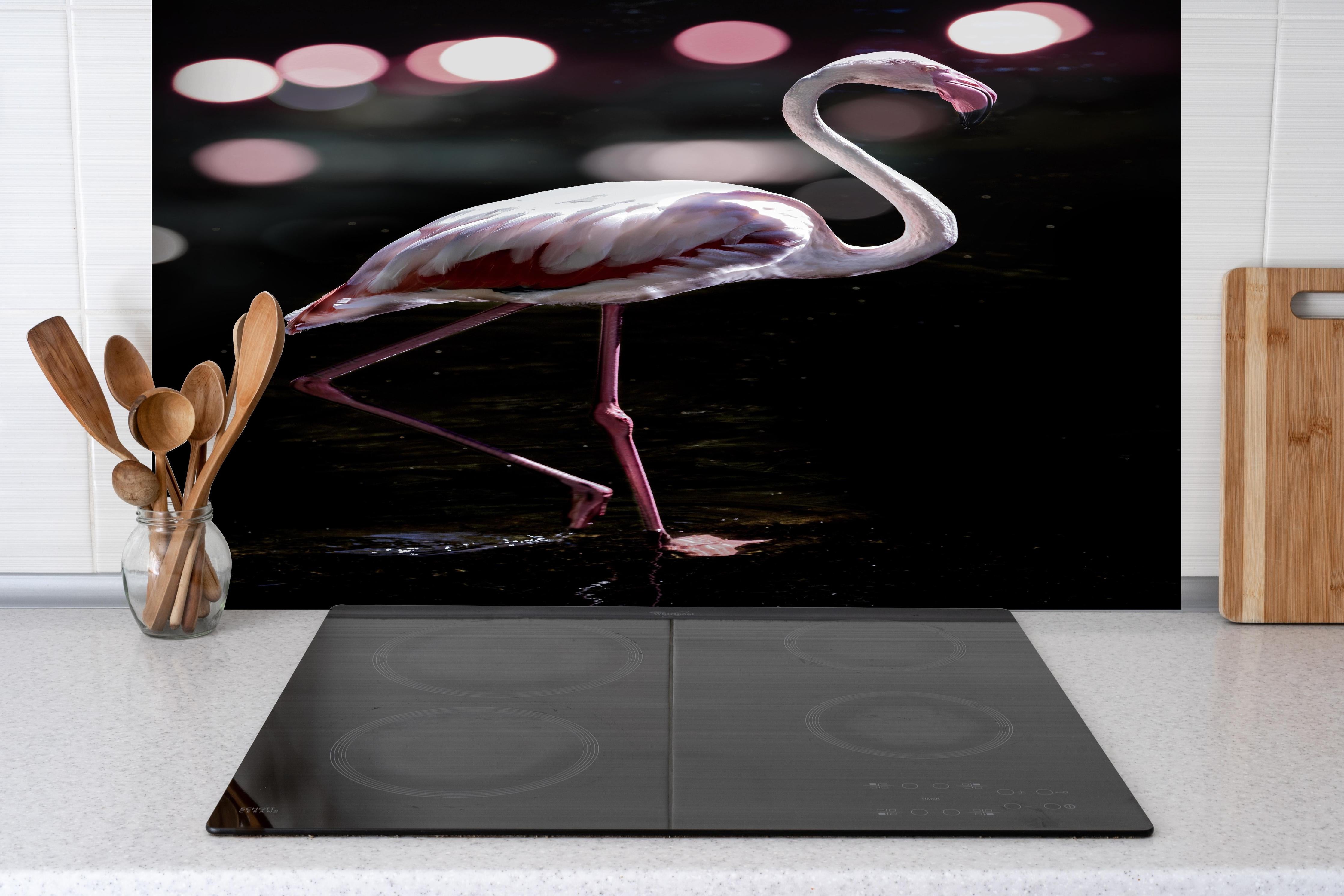 Spritzschutz - Flamingo hinter einem Cerankochfeld zwischen Holz-Kochutensilien