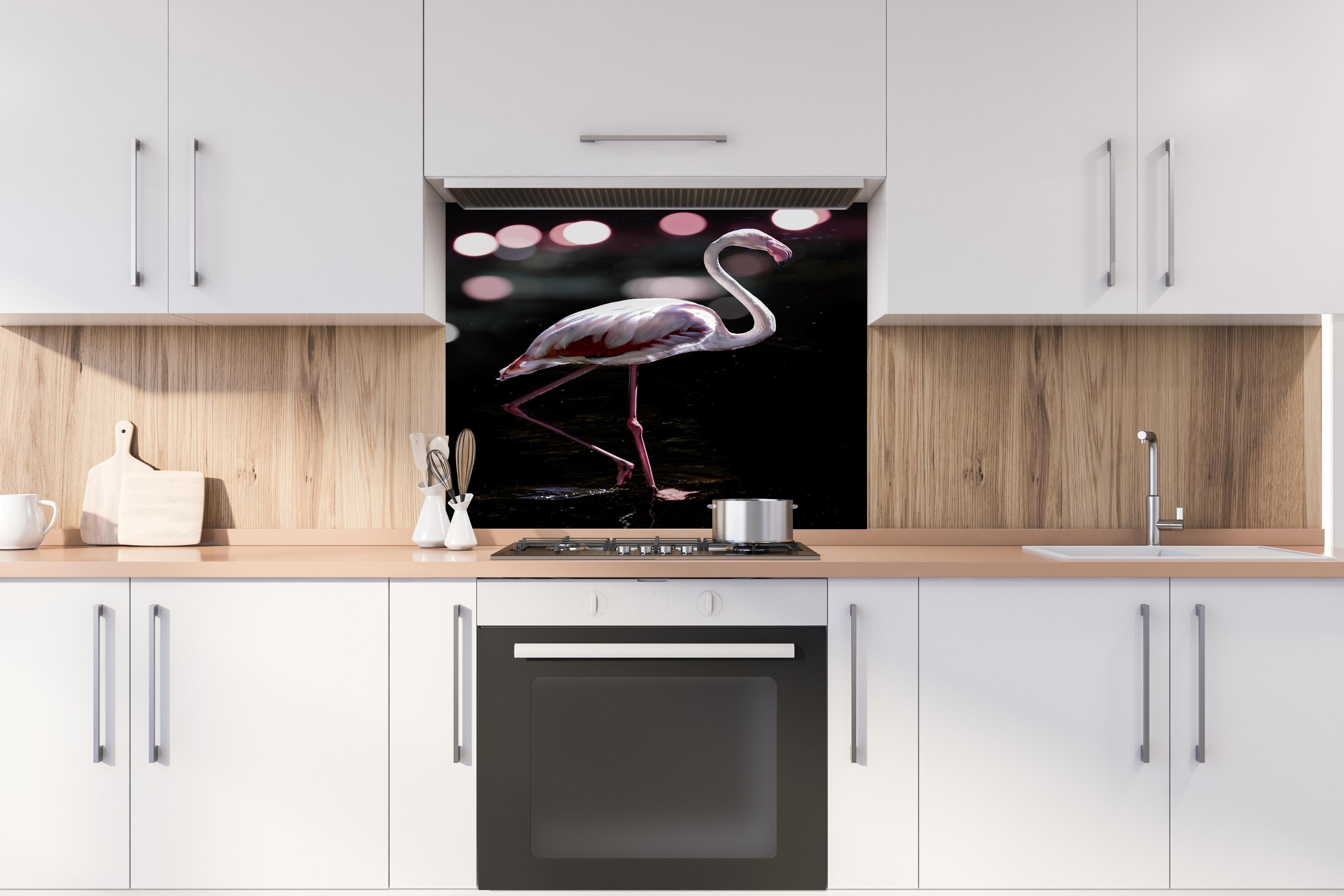 Spritzschutz - Flamingo hinter einem Cerankochfeld zwischen Holz-Kochutensilien