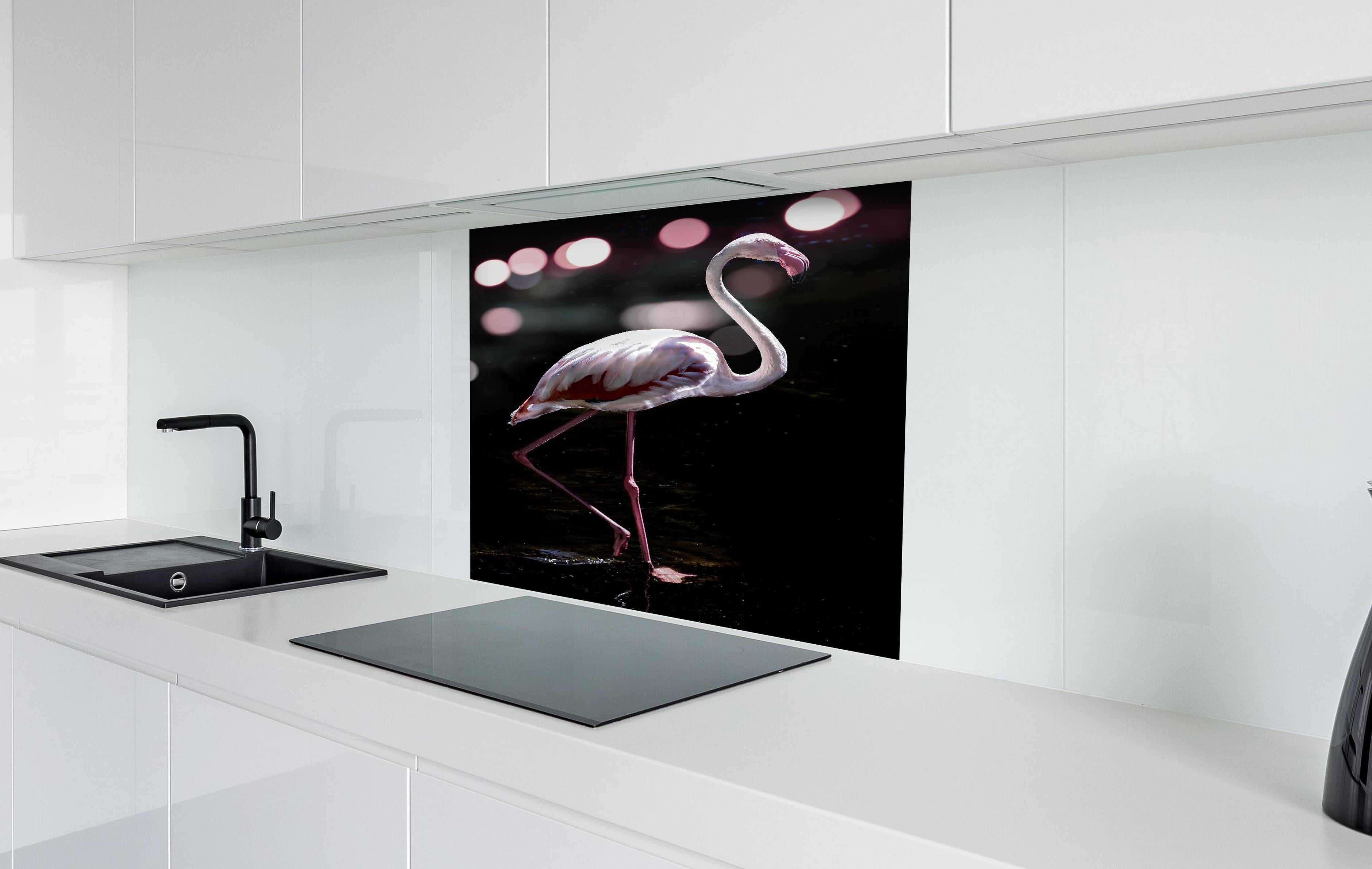 Spritzschutz - Flamingo hinter einem Cerankochfeld zwischen Holz-Kochutensilien