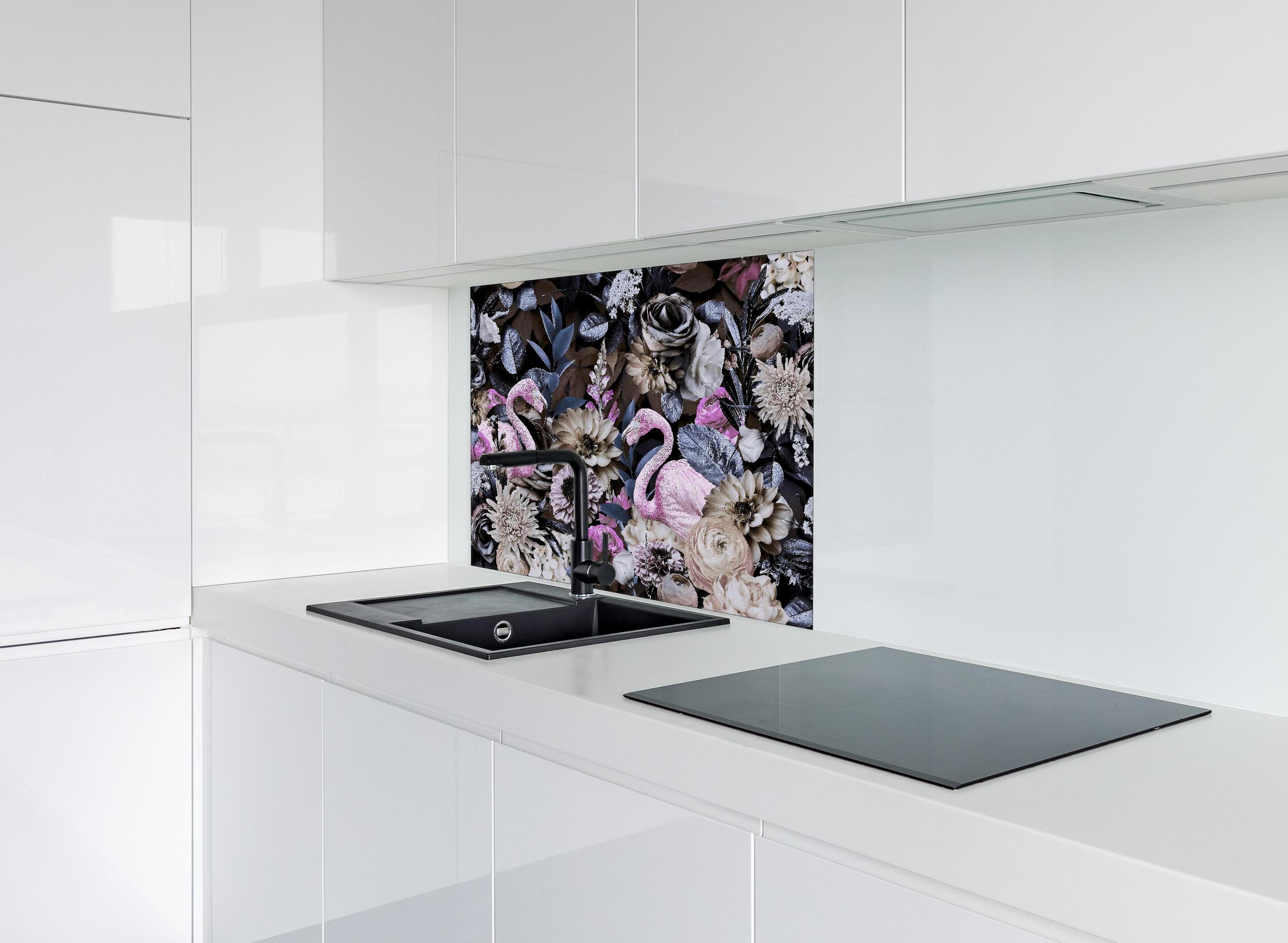 Spritzschutz - Flamingo Garden - Floral hinter einem Cerankochfeld zwischen Holz-Kochutensilien