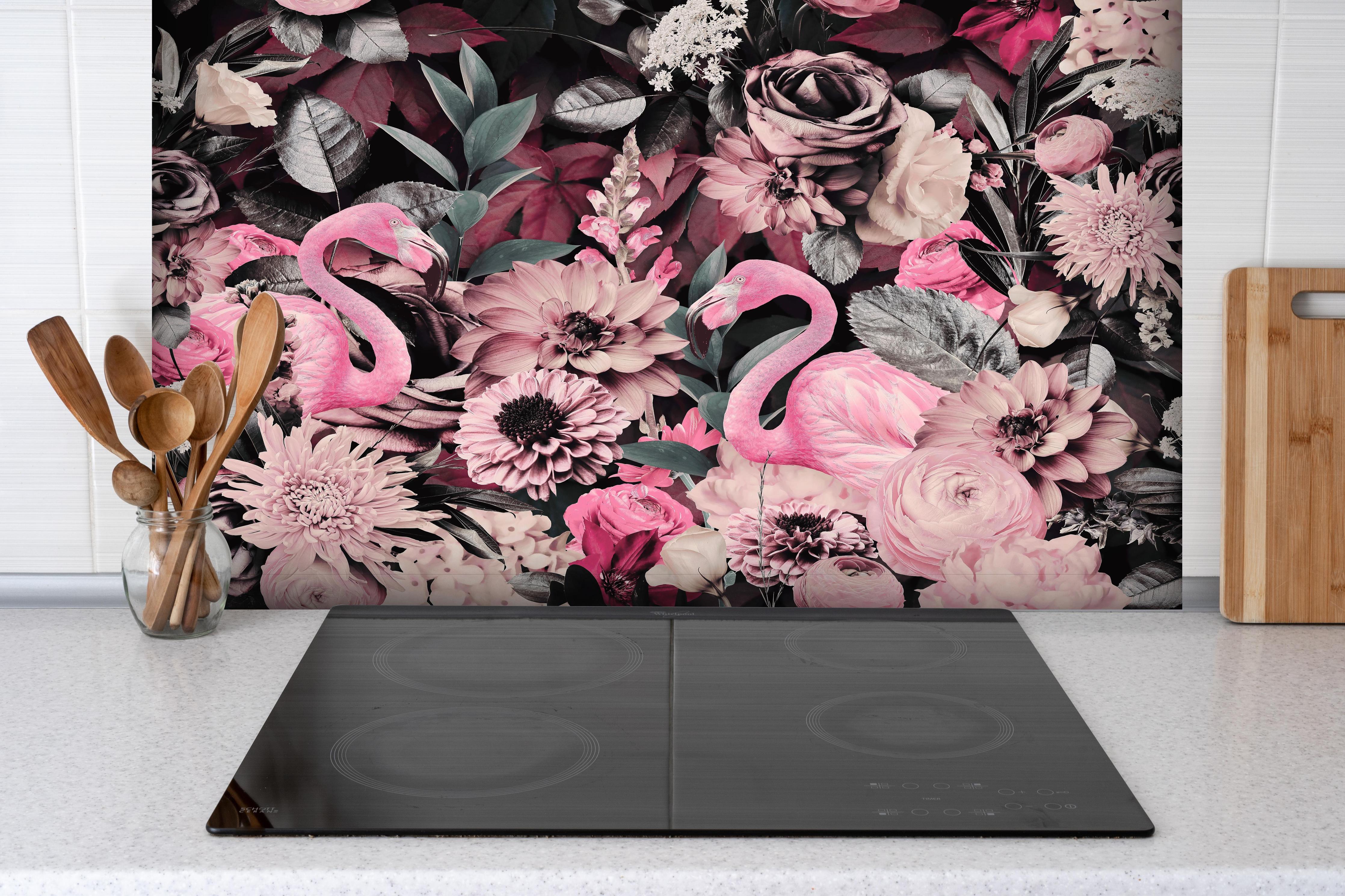 Spritzschutz - Flamingo Garten - Floral hinter einem Cerankochfeld zwischen Holz-Kochutensilien