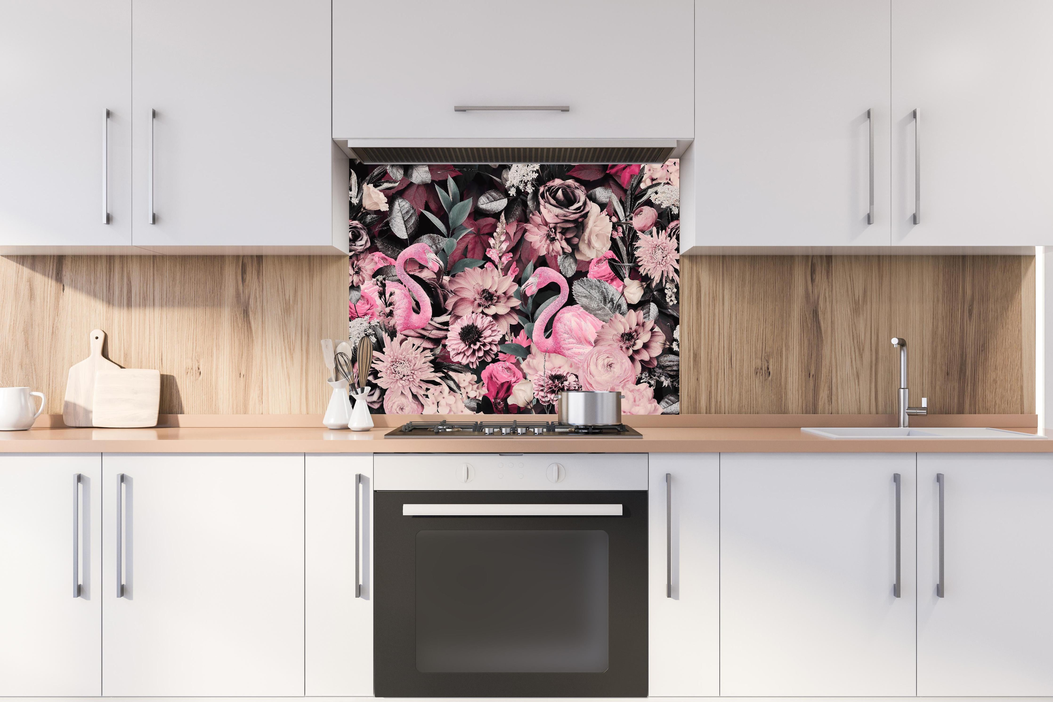 Spritzschutz - Flamingo Garten - Floral hinter einem Cerankochfeld zwischen Holz-Kochutensilien