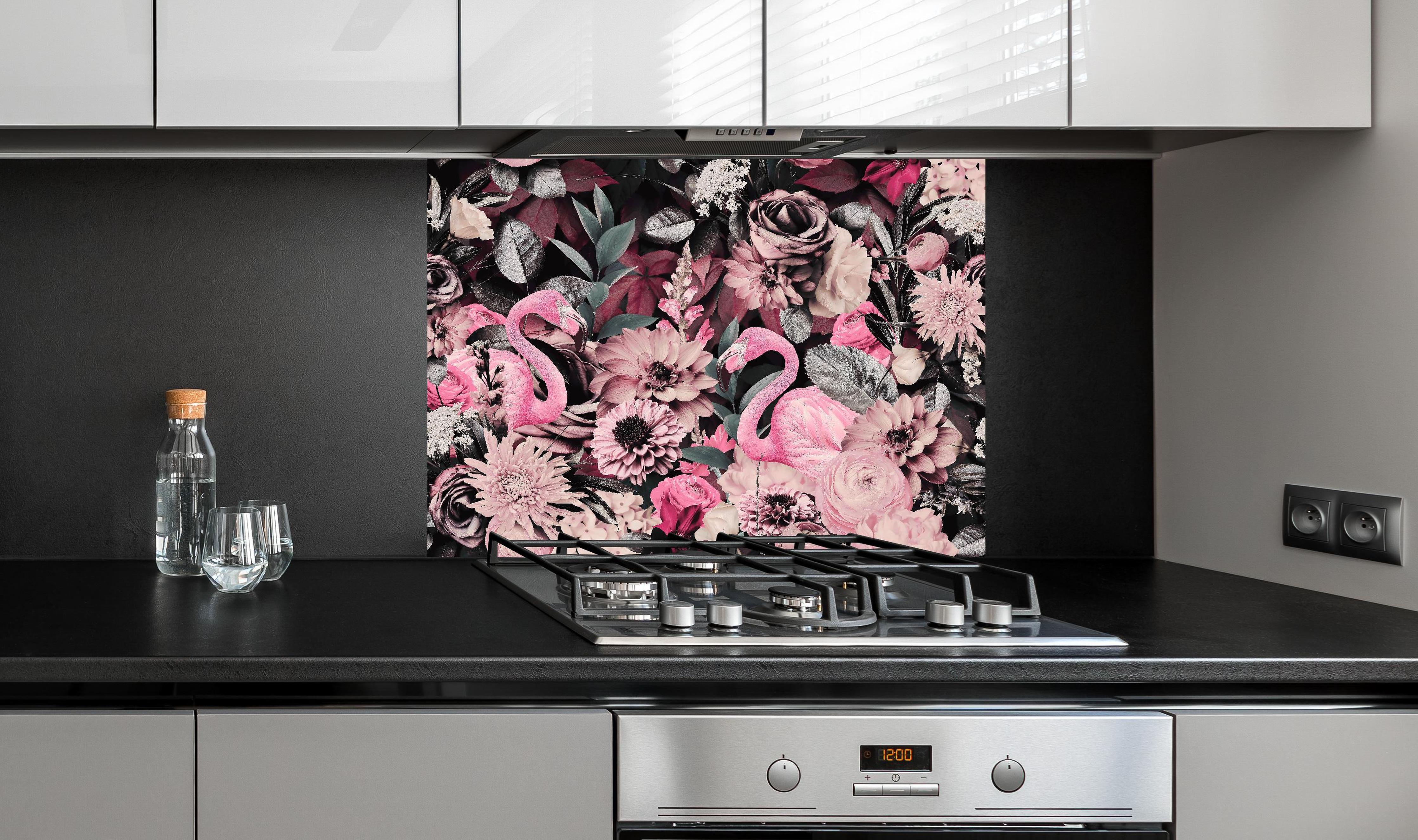 Spritzschutz - Flamingo Garten - Floral hinter einem Cerankochfeld zwischen Holz-Kochutensilien