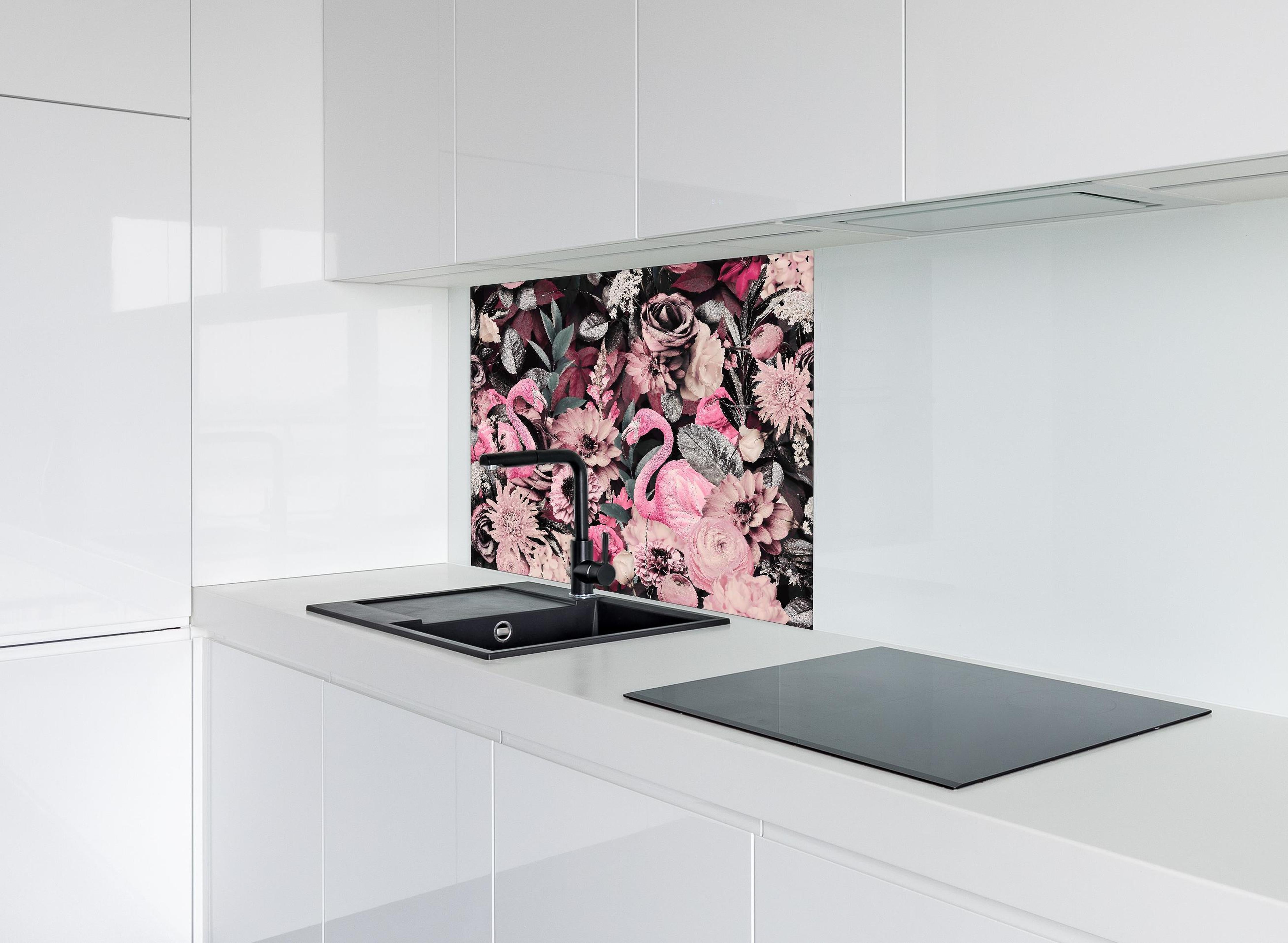 Spritzschutz - Flamingo Garten - Floral hinter einem Cerankochfeld zwischen Holz-Kochutensilien