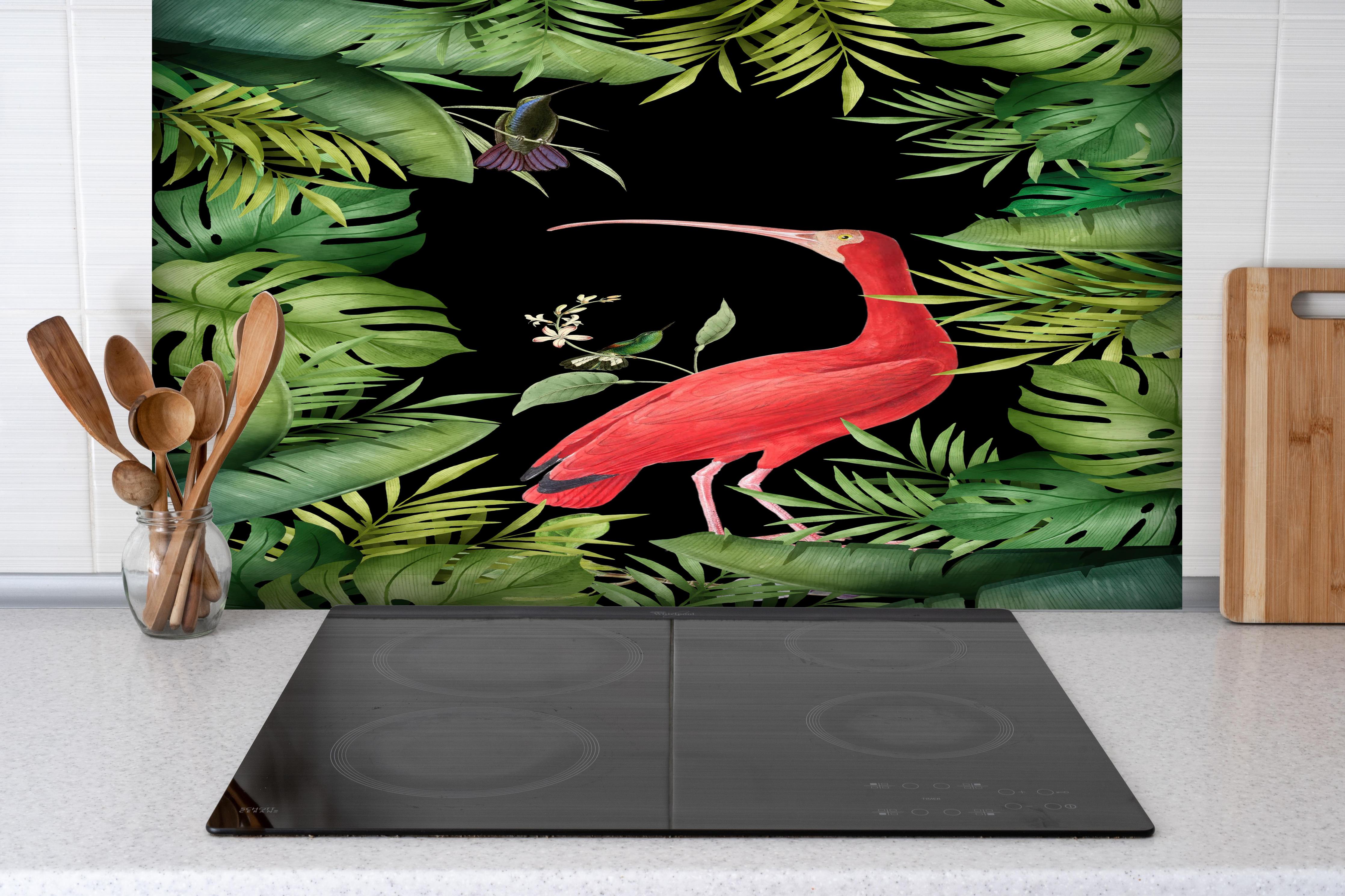 Spritzschutz - Flamingo im Pflanzenrahmen hinter einem Cerankochfeld zwischen Holz-Kochutensilien