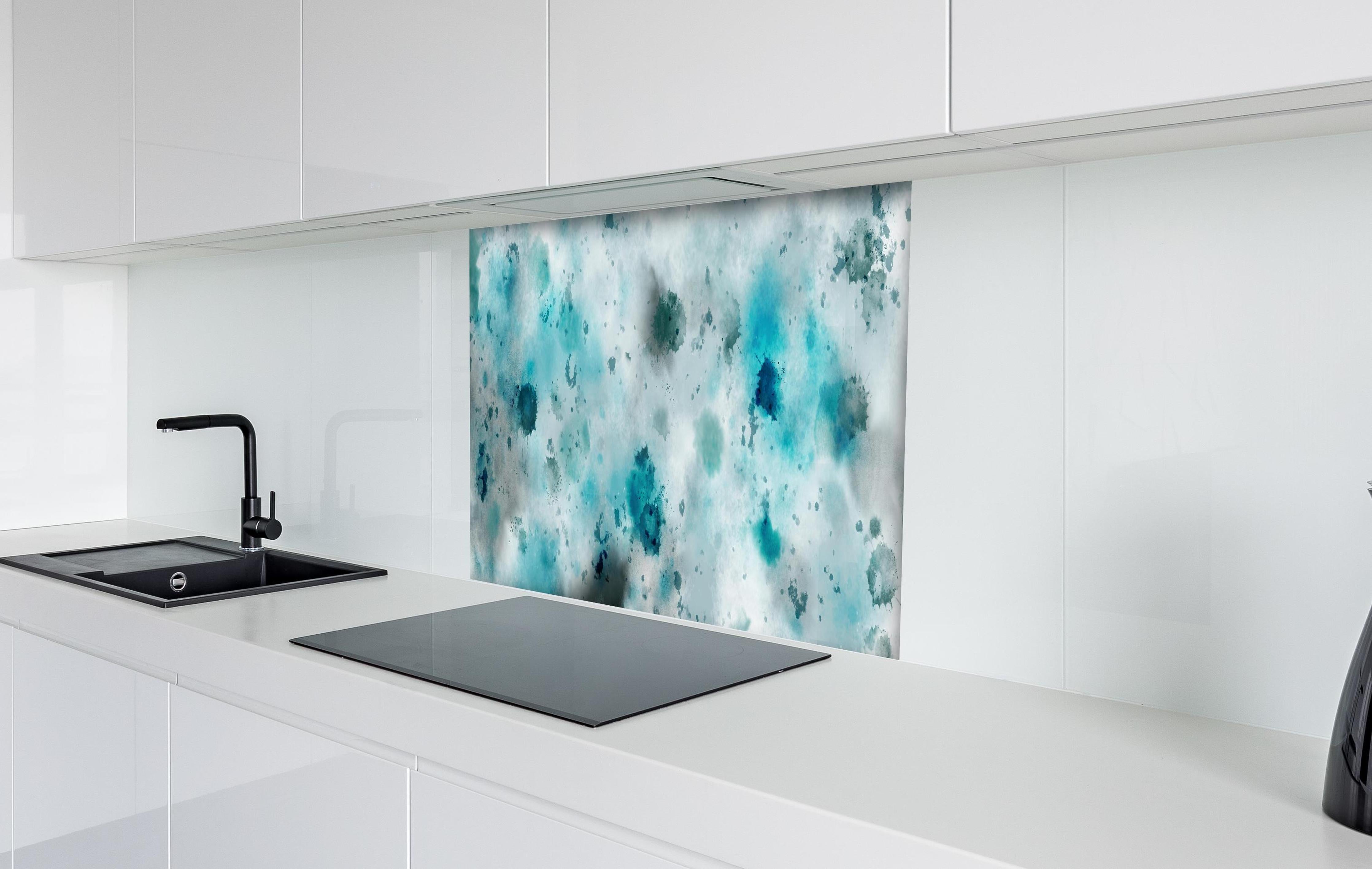 Spritzschutz - Flecken auf türkisfarbenen Aquarellhintergrund hinter einem Cerankochfeld zwischen Holz-Kochutensilien