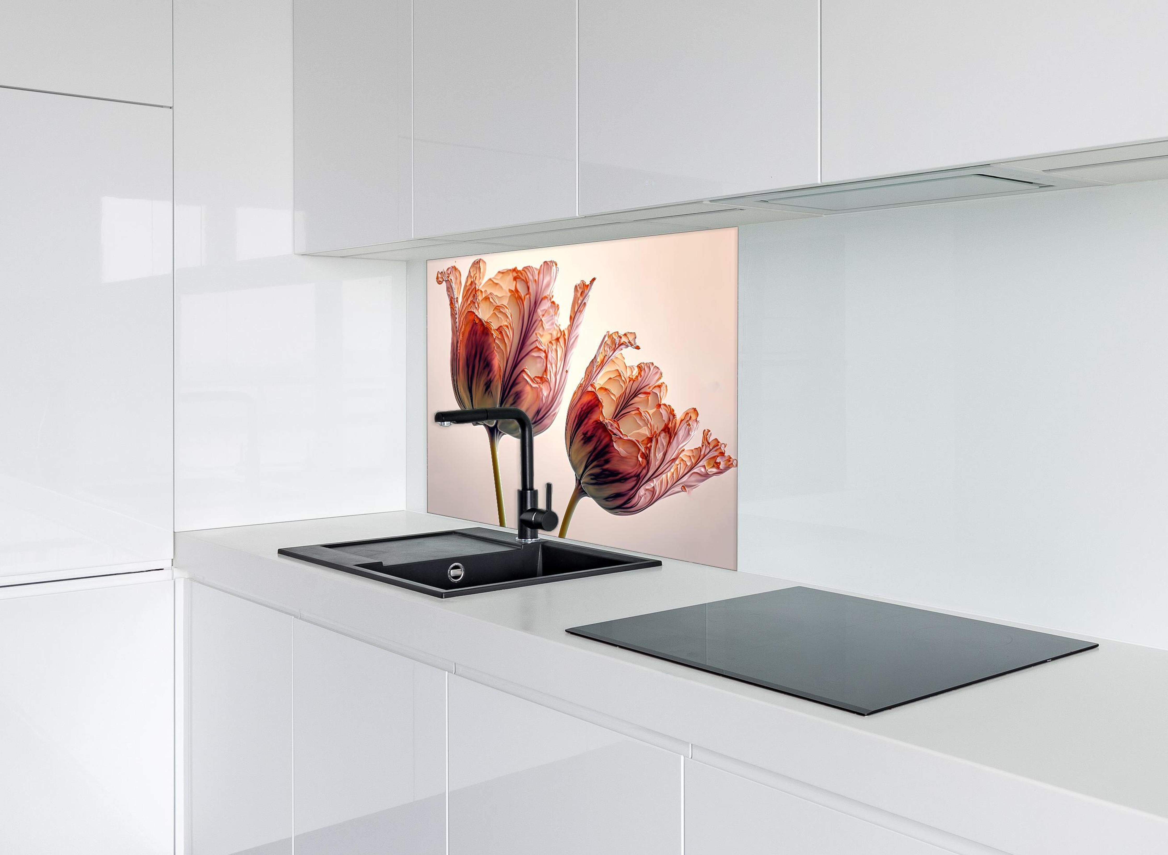 Spritzschutz - Fließende Tulpen Kunst in Fluid-Optik hinter einem Cerankochfeld zwischen Holz-Kochutensilien