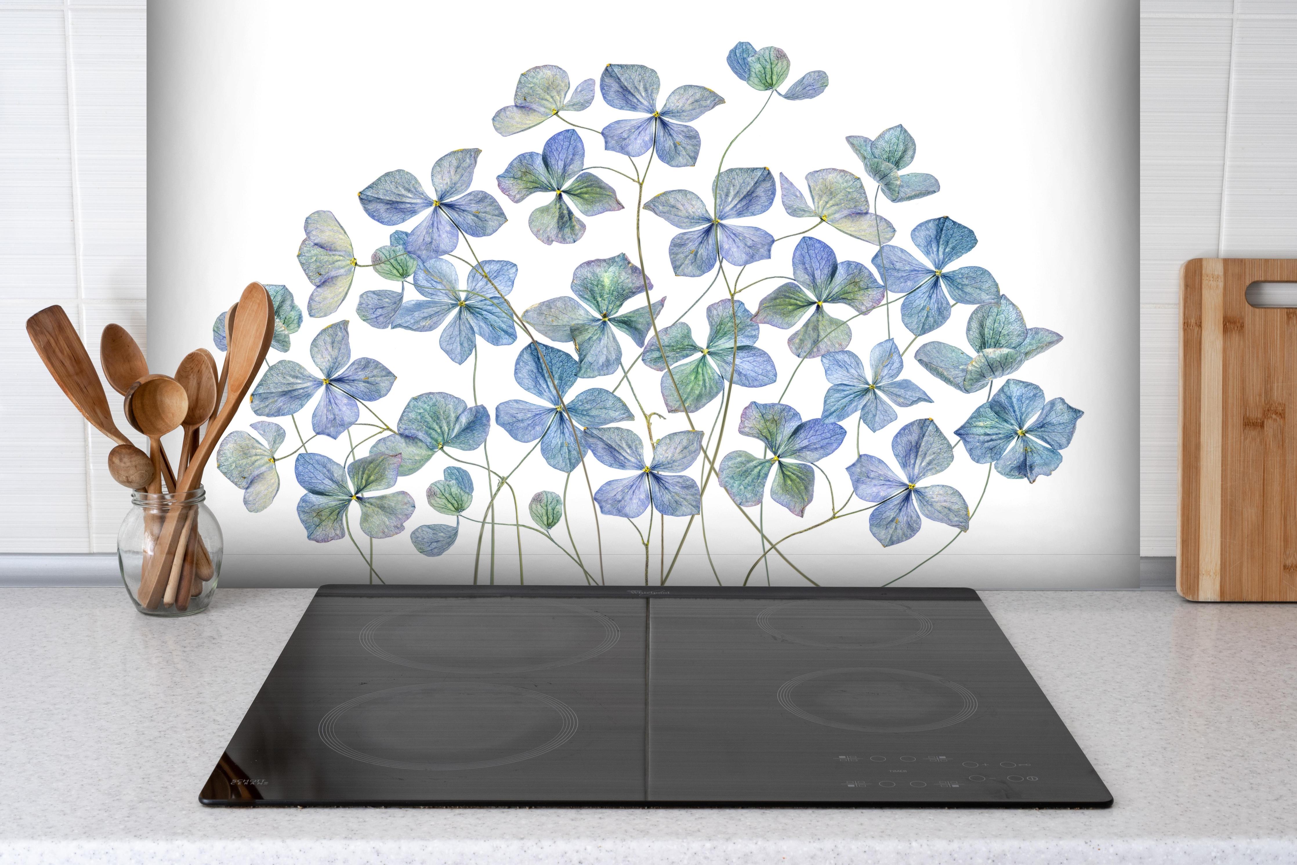 Spritzschutz - Florale Darstellung - Blaue Blumen hinter einem Cerankochfeld zwischen Holz-Kochutensilien