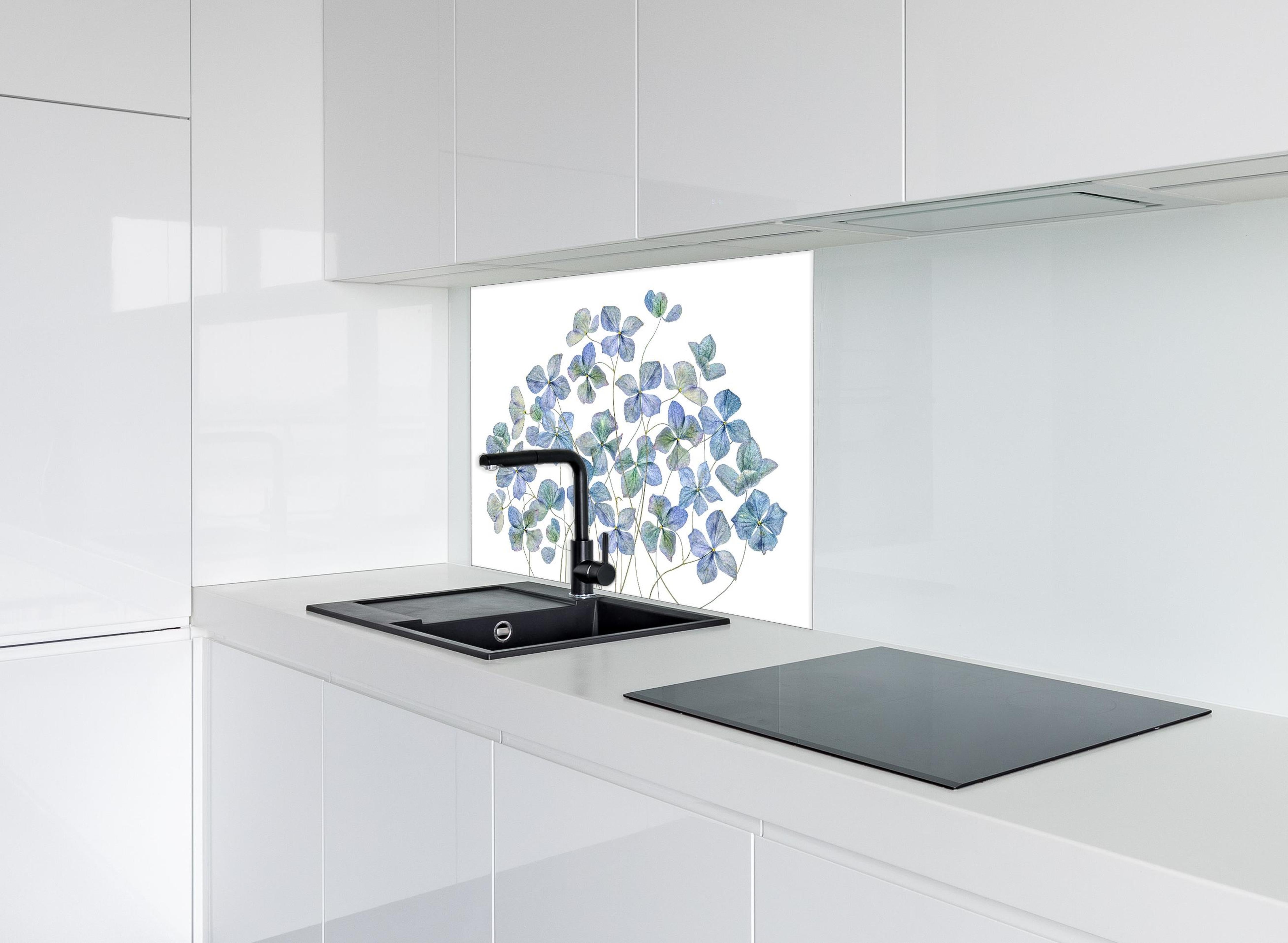 Spritzschutz - Florale Darstellung - Blaue Blumen hinter einem Cerankochfeld zwischen Holz-Kochutensilien