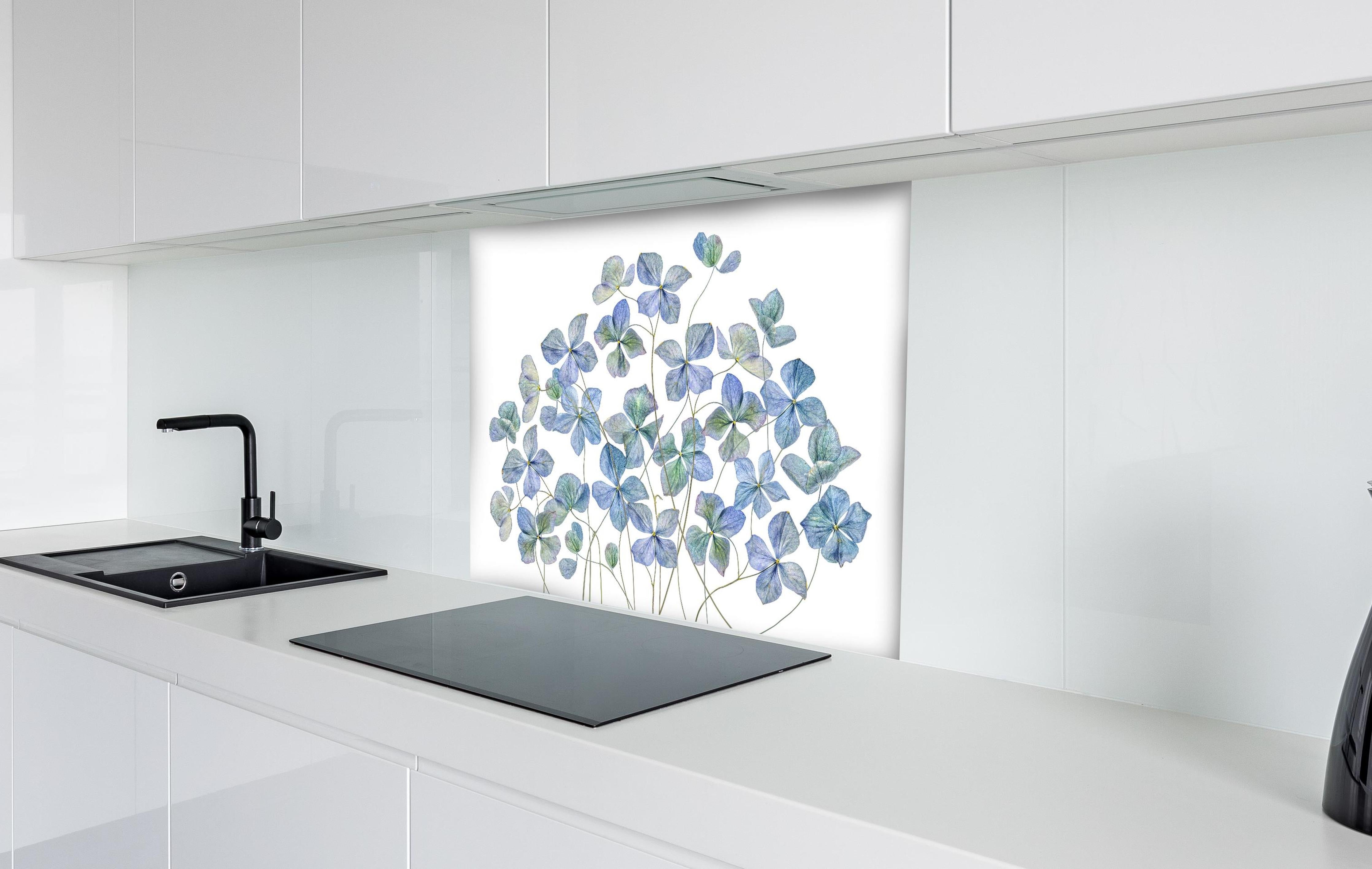 Spritzschutz - Florale Darstellung - Blaue Blumen hinter einem Cerankochfeld zwischen Holz-Kochutensilien