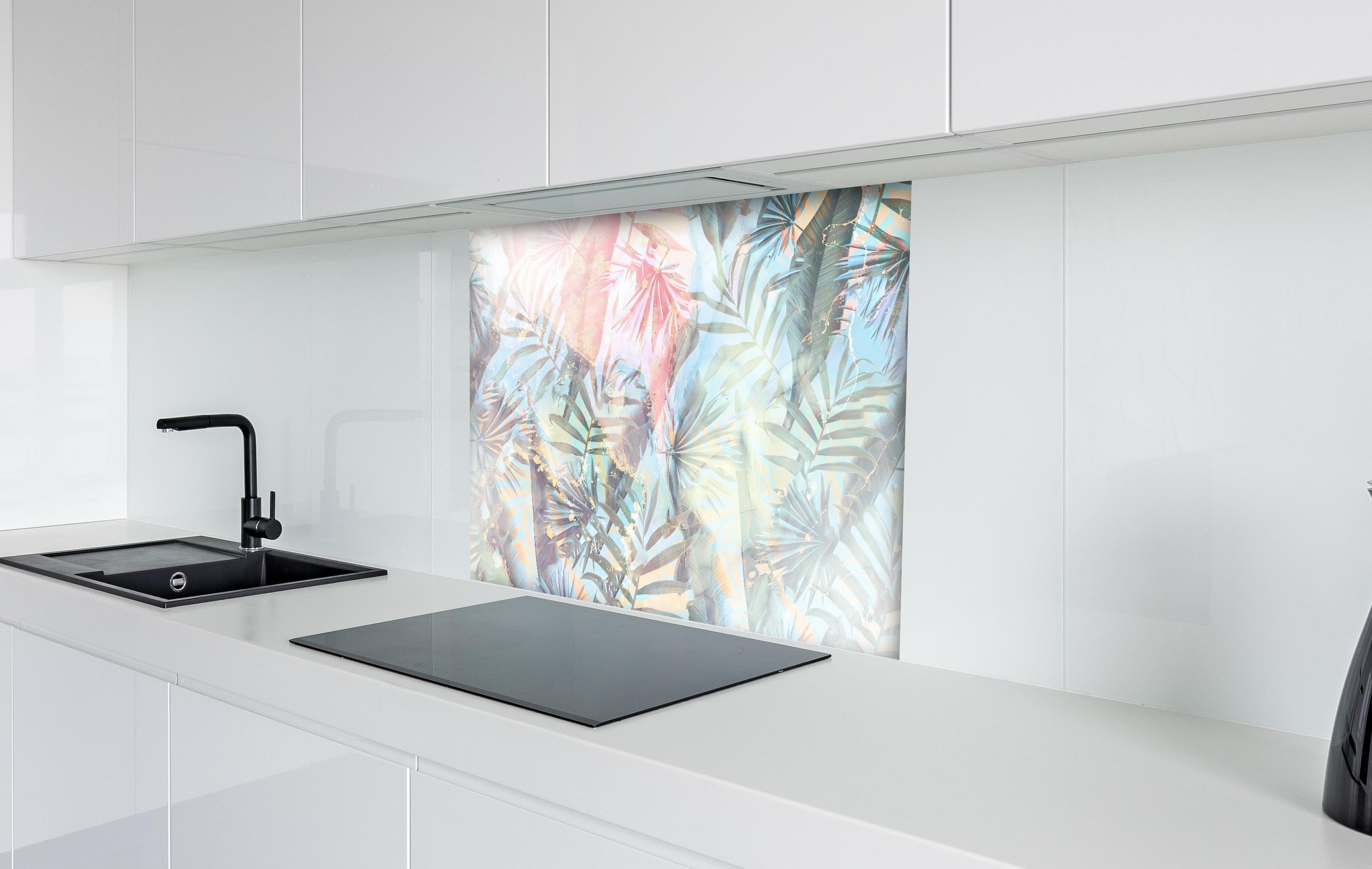 Spritzschutz - Florale Darstellung - Pastell hinter einem Cerankochfeld zwischen Holz-Kochutensilien