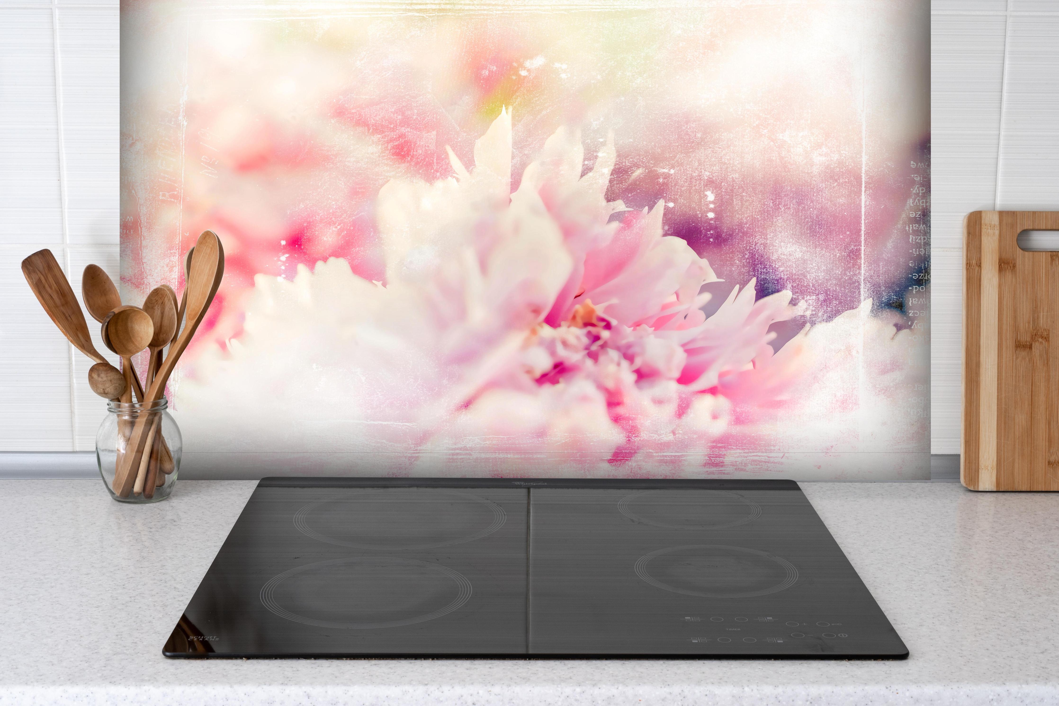 Spritzschutz - Florale Darstellung hinter einem Cerankochfeld zwischen Holz-Kochutensilien