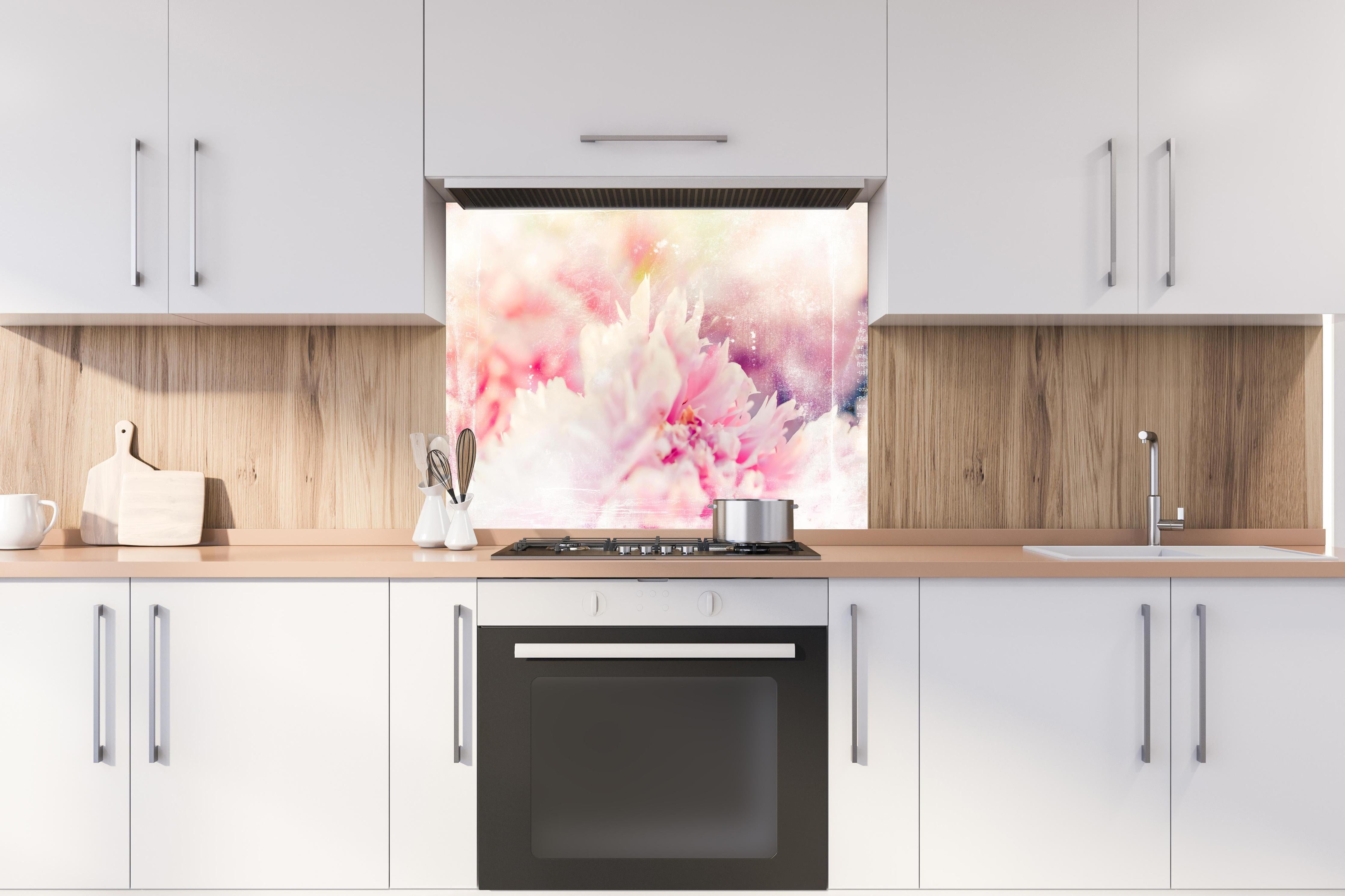 Spritzschutz - Florale Darstellung hinter einem Cerankochfeld zwischen Holz-Kochutensilien