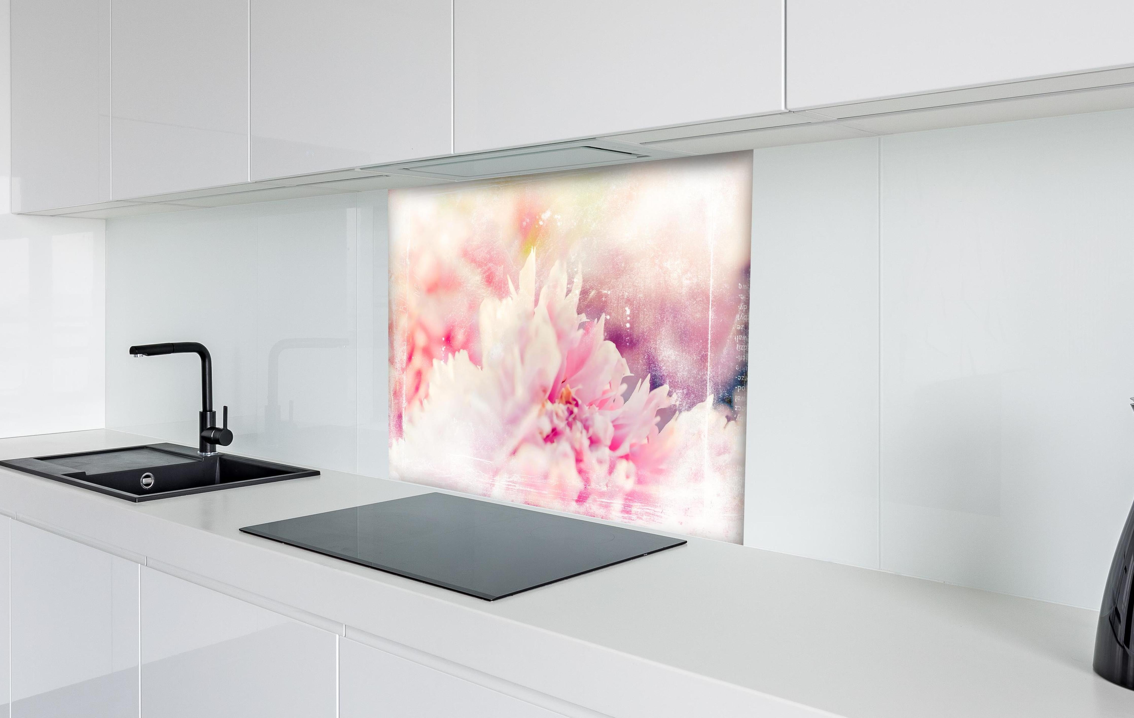 Spritzschutz - Florale Darstellung hinter einem Cerankochfeld zwischen Holz-Kochutensilien