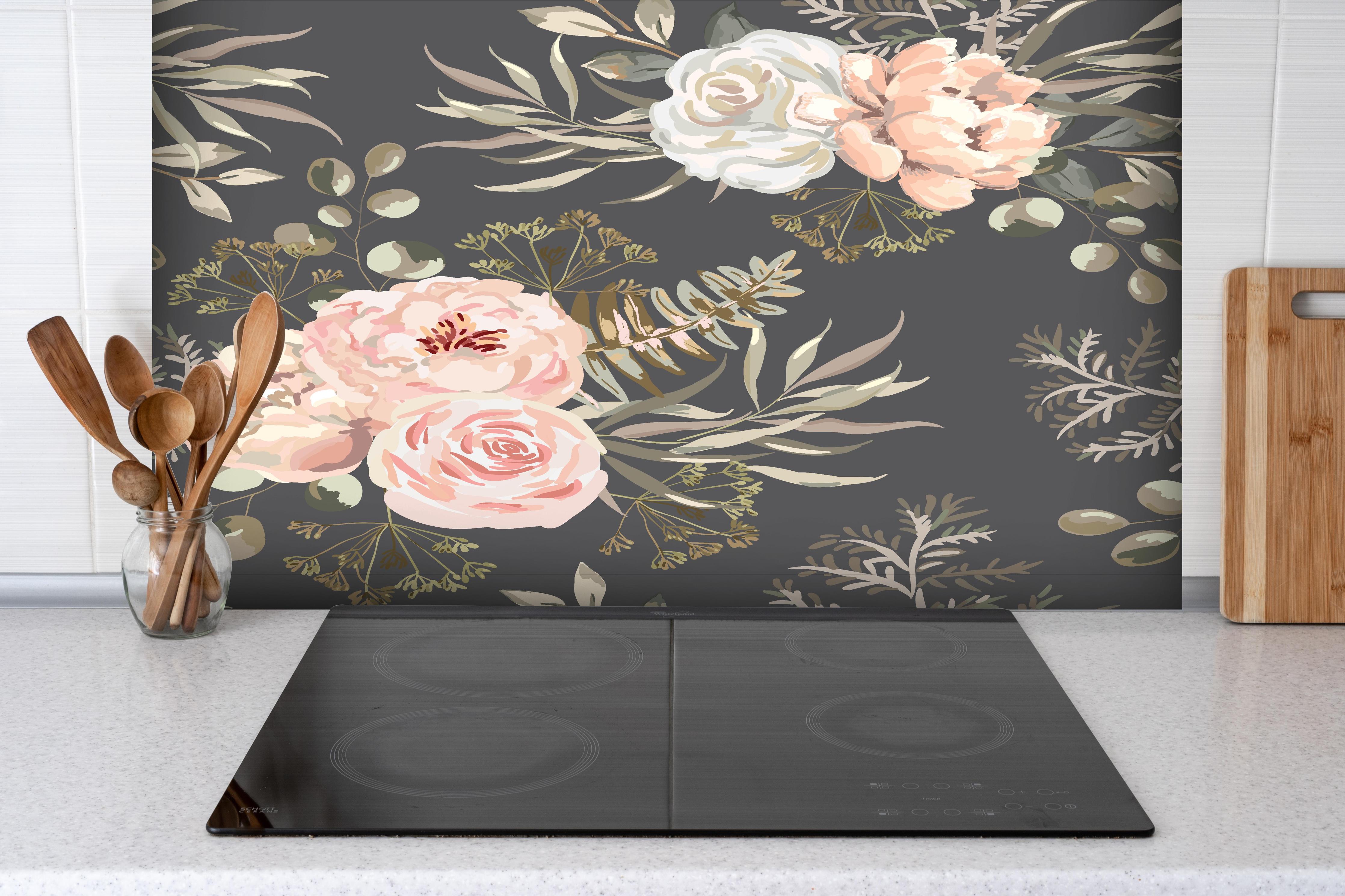 Spritzschutz - Florale Illustration in zarten Pastelltönen hinter einem Cerankochfeld zwischen Holz-Kochutensilien