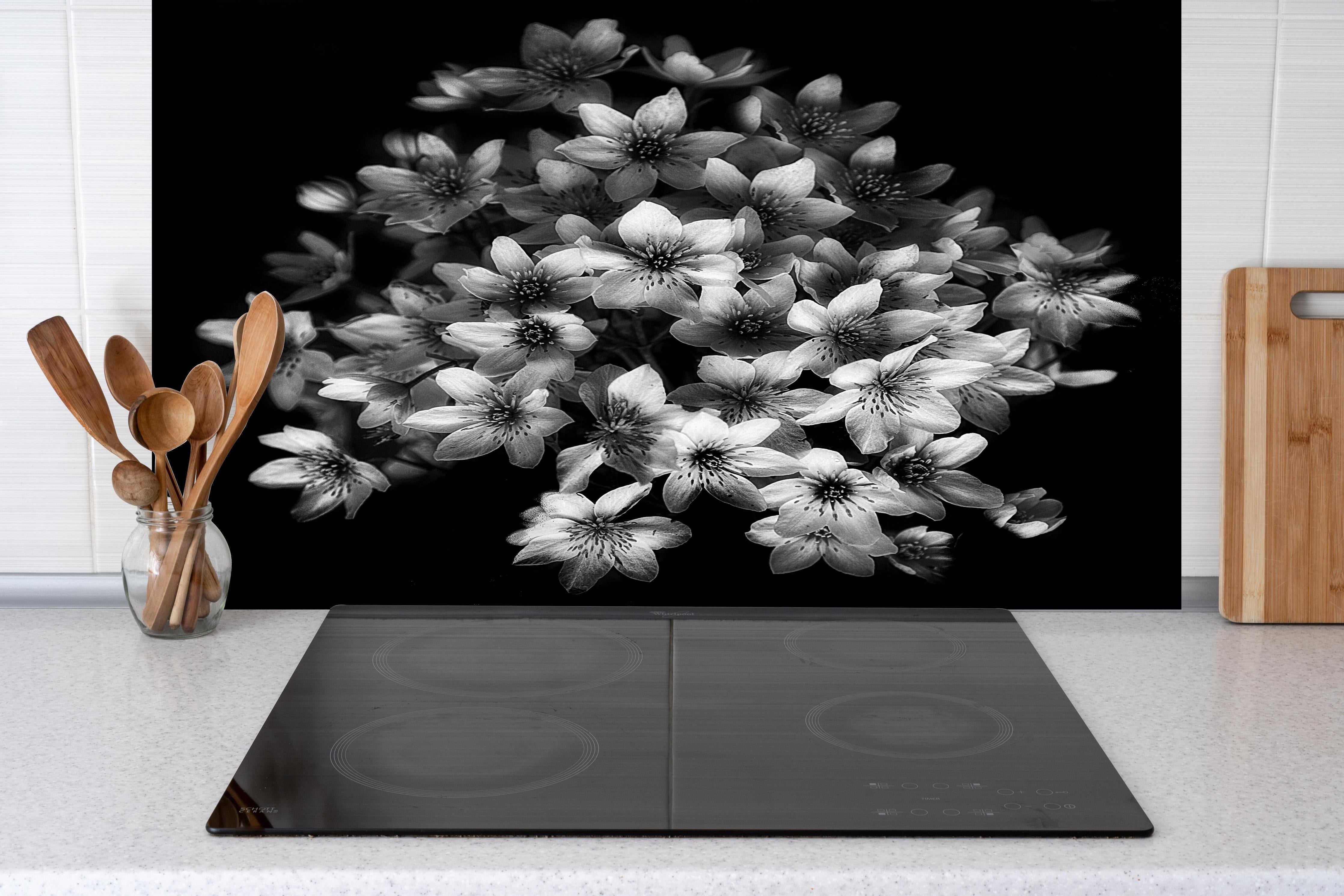 Spritzschutz - Florale Kunst - Blumenstrauß hinter einem Cerankochfeld zwischen Holz-Kochutensilien