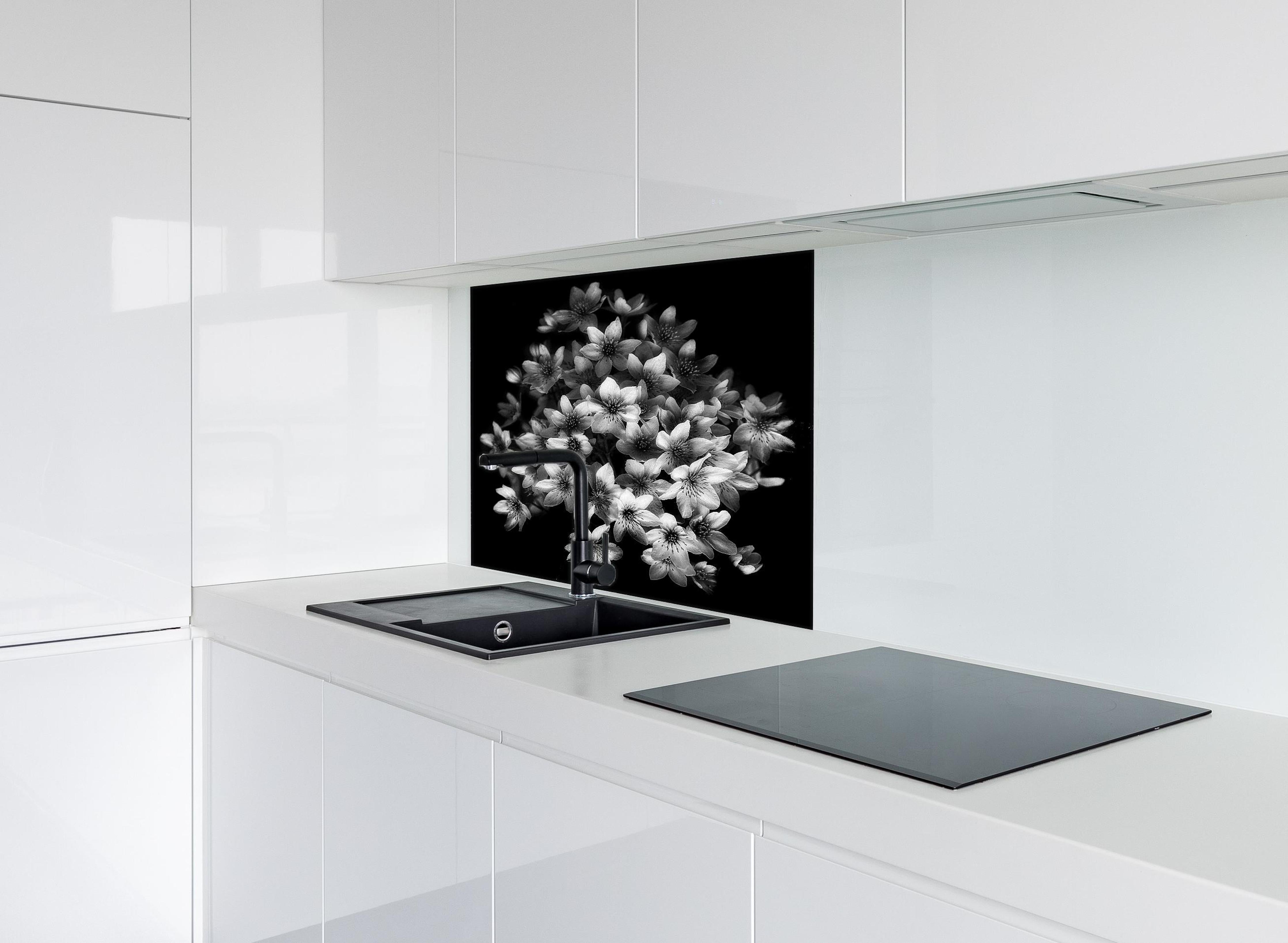 Spritzschutz - Florale Kunst - Blumenstrauß hinter einem Cerankochfeld zwischen Holz-Kochutensilien