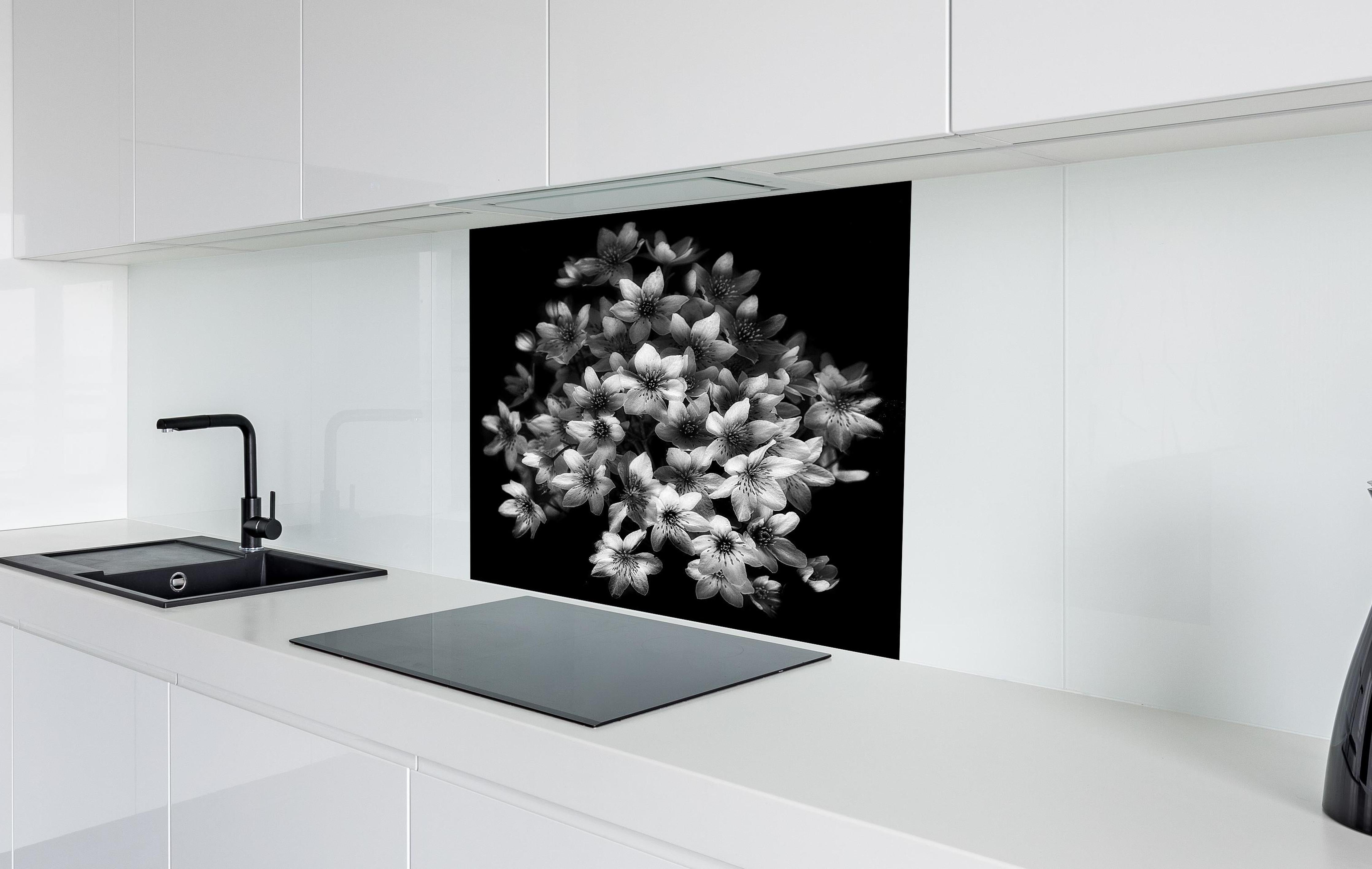 Spritzschutz - Florale Kunst - Blumenstrauß hinter einem Cerankochfeld zwischen Holz-Kochutensilien