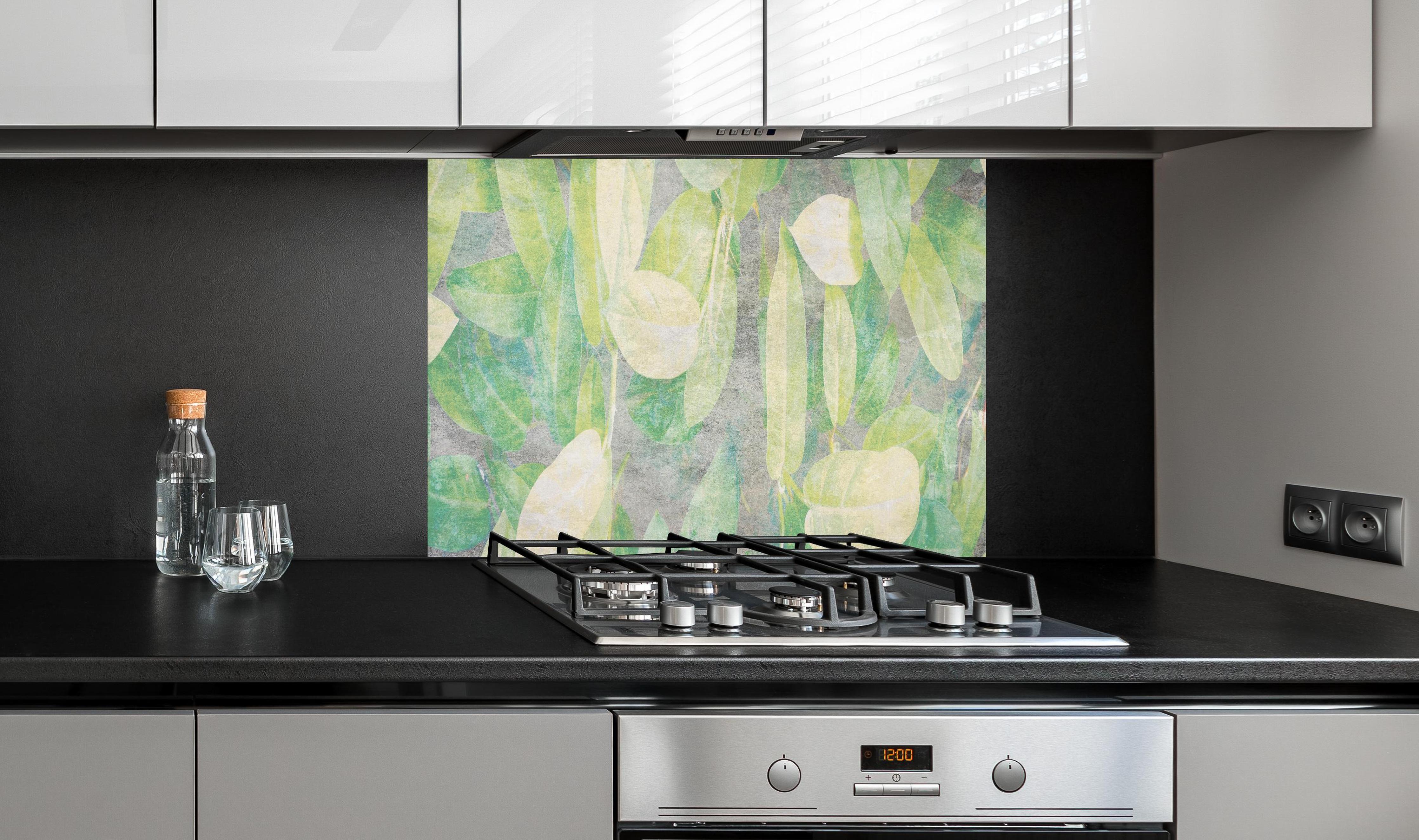 Spritzschutz - Florale Wand - Gräulich hinter einem Cerankochfeld zwischen Holz-Kochutensilien