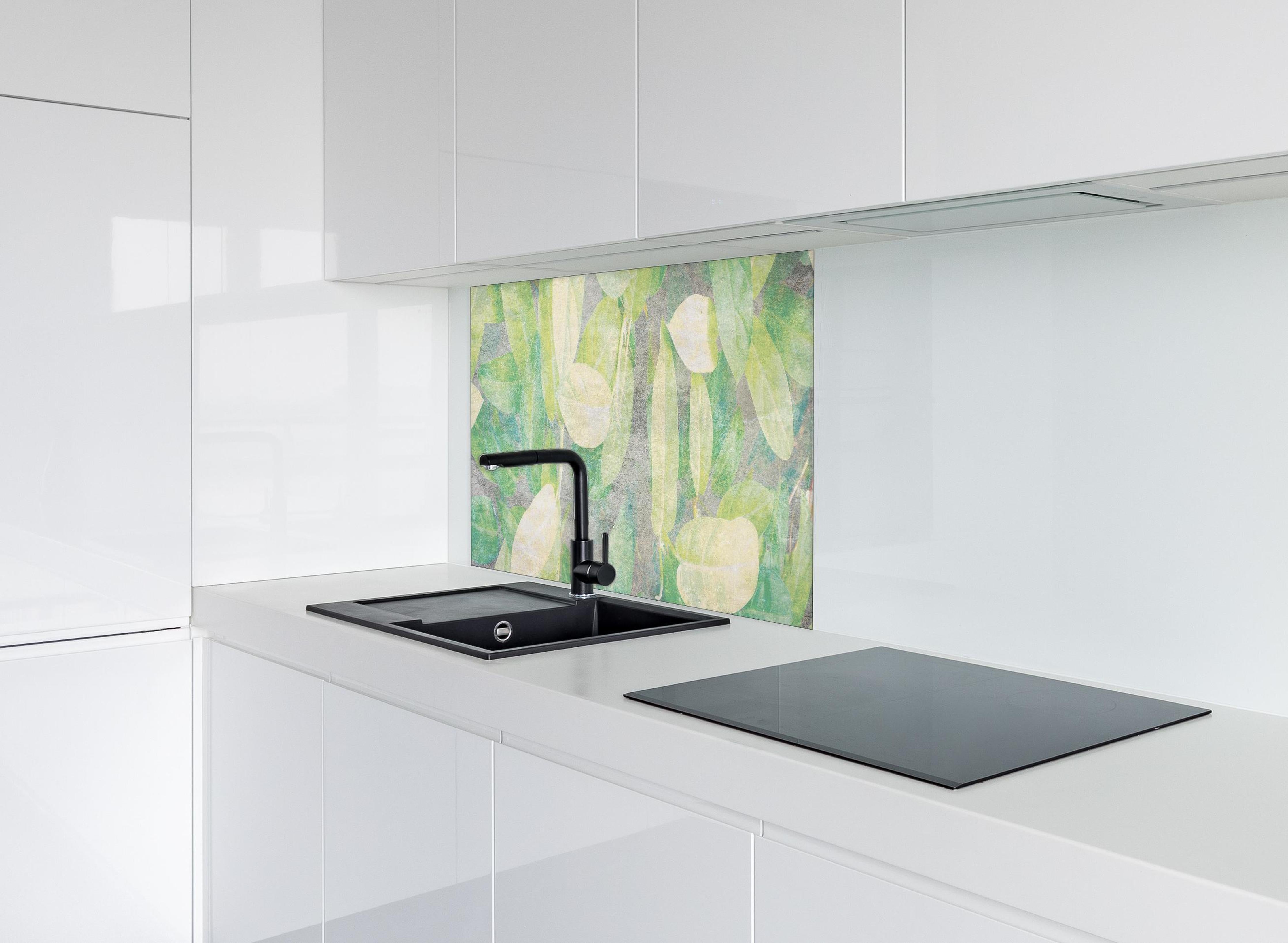 Spritzschutz - Florale Wand - Gräulich hinter einem Cerankochfeld zwischen Holz-Kochutensilien